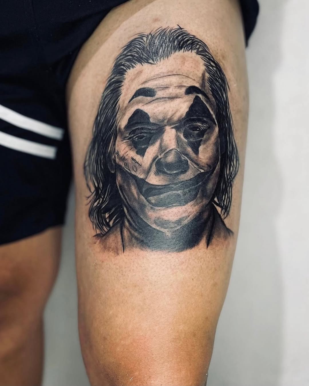 Joker portrait realism tattoo on the thigh by Mauricio gois
