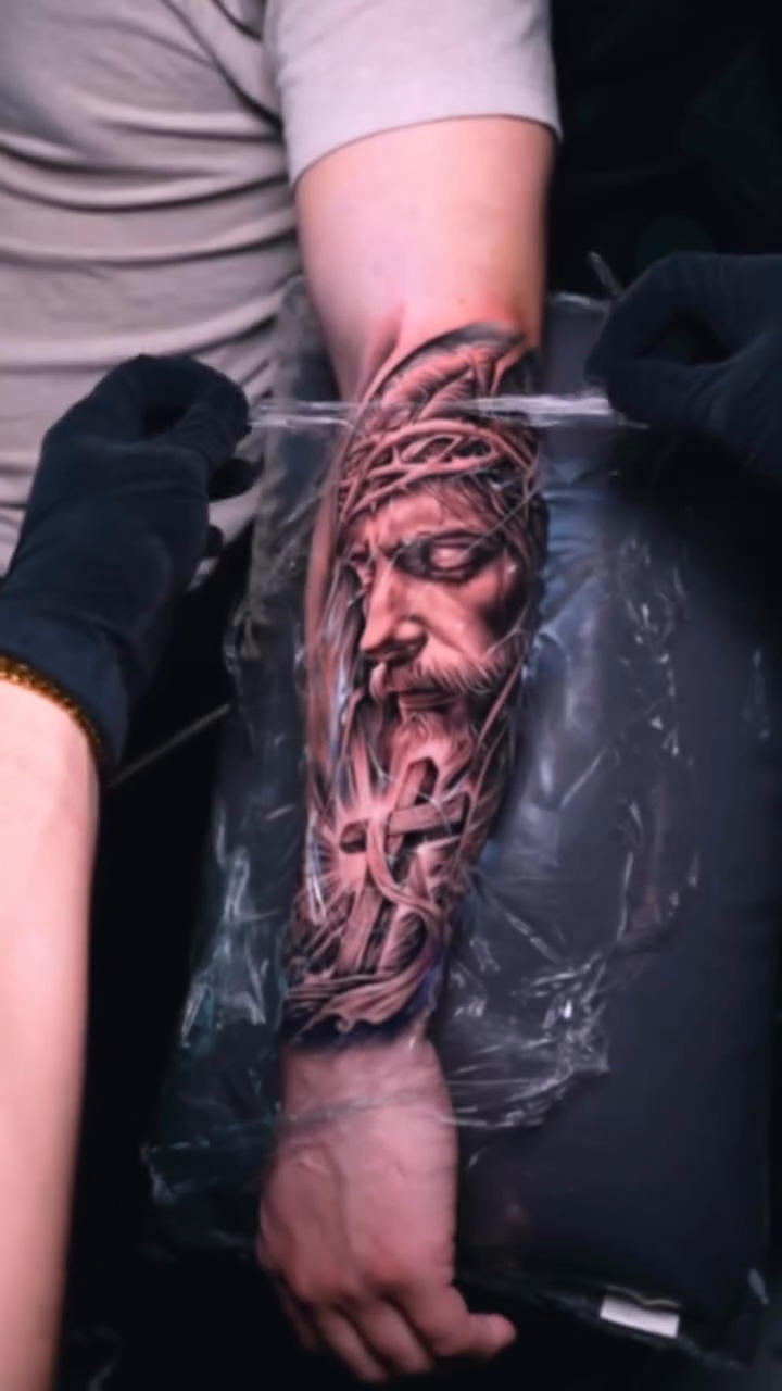 Jesus christ and crown of thorns realism tattoo by Brayan Batista - Tattoo Artist