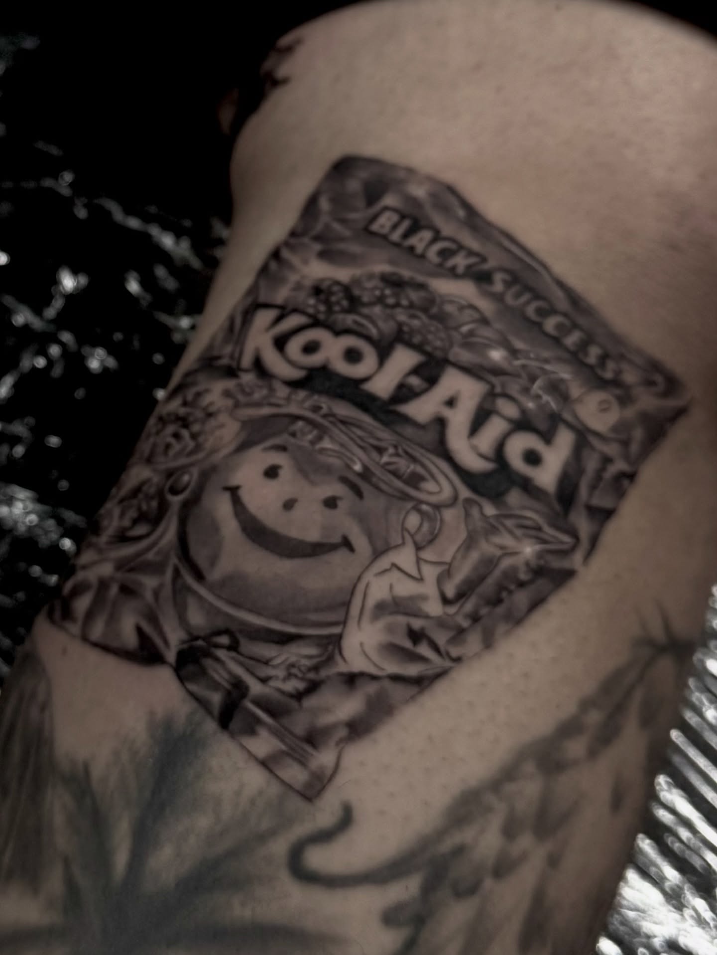 Kool-Aid man black and grey tattoo on the thigh by R O M y R I N C Ó N