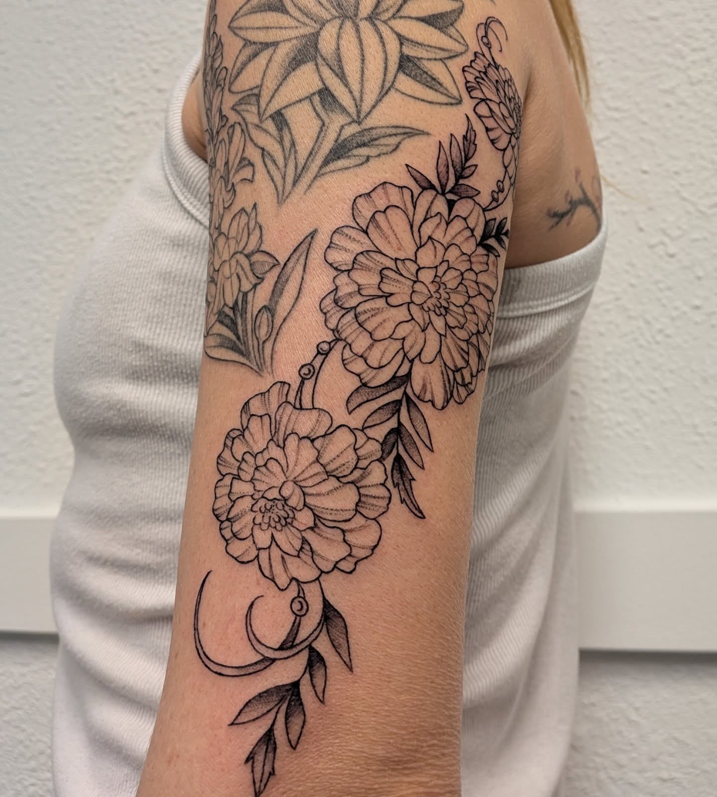 Tattoo by @fernewt — black_and_grey