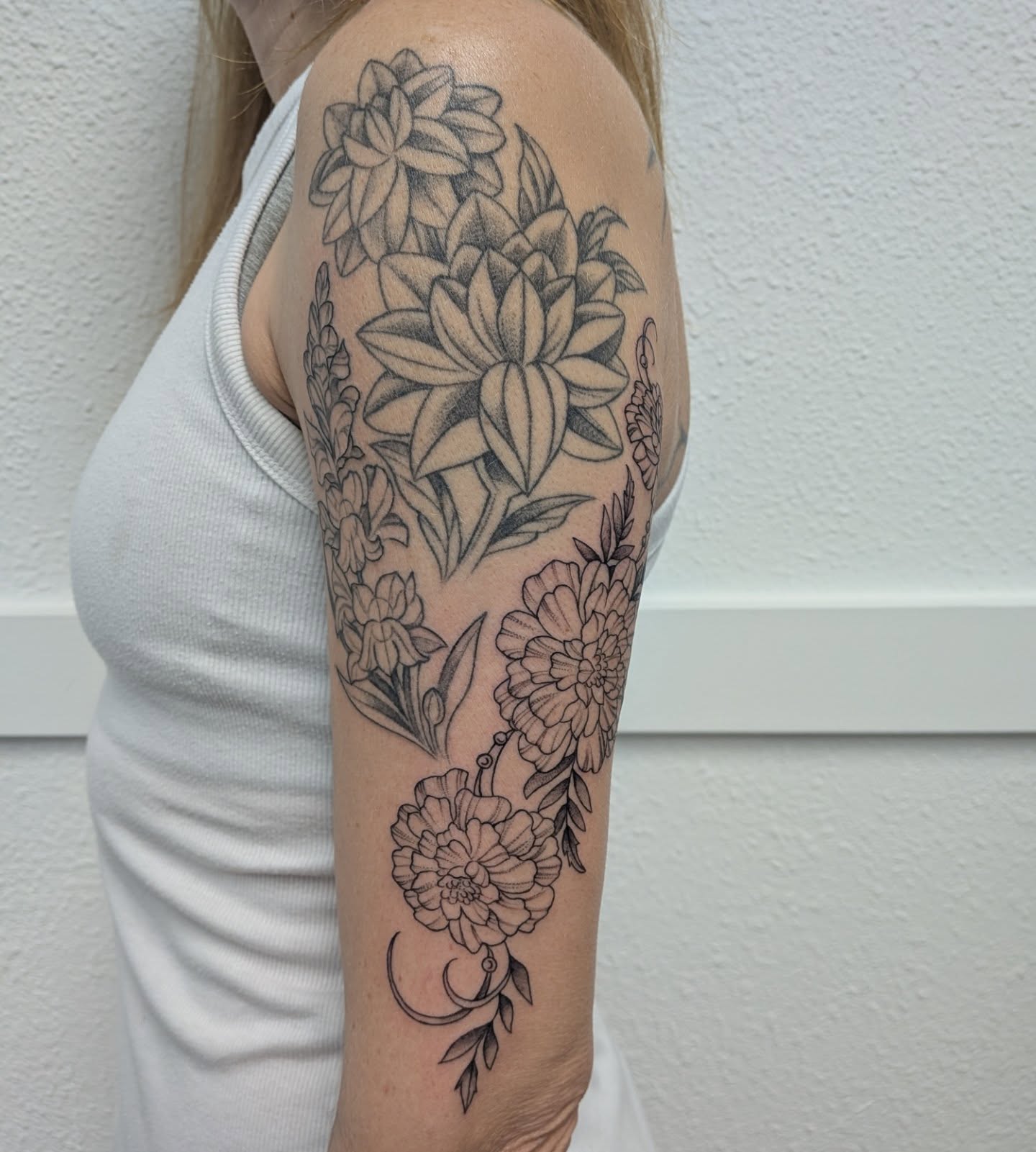 Floral arrangement black and grey tattoo on the forearm by Ana Cielo Dueñas🌿Fernewt🌿Tattoo Artist🌿
