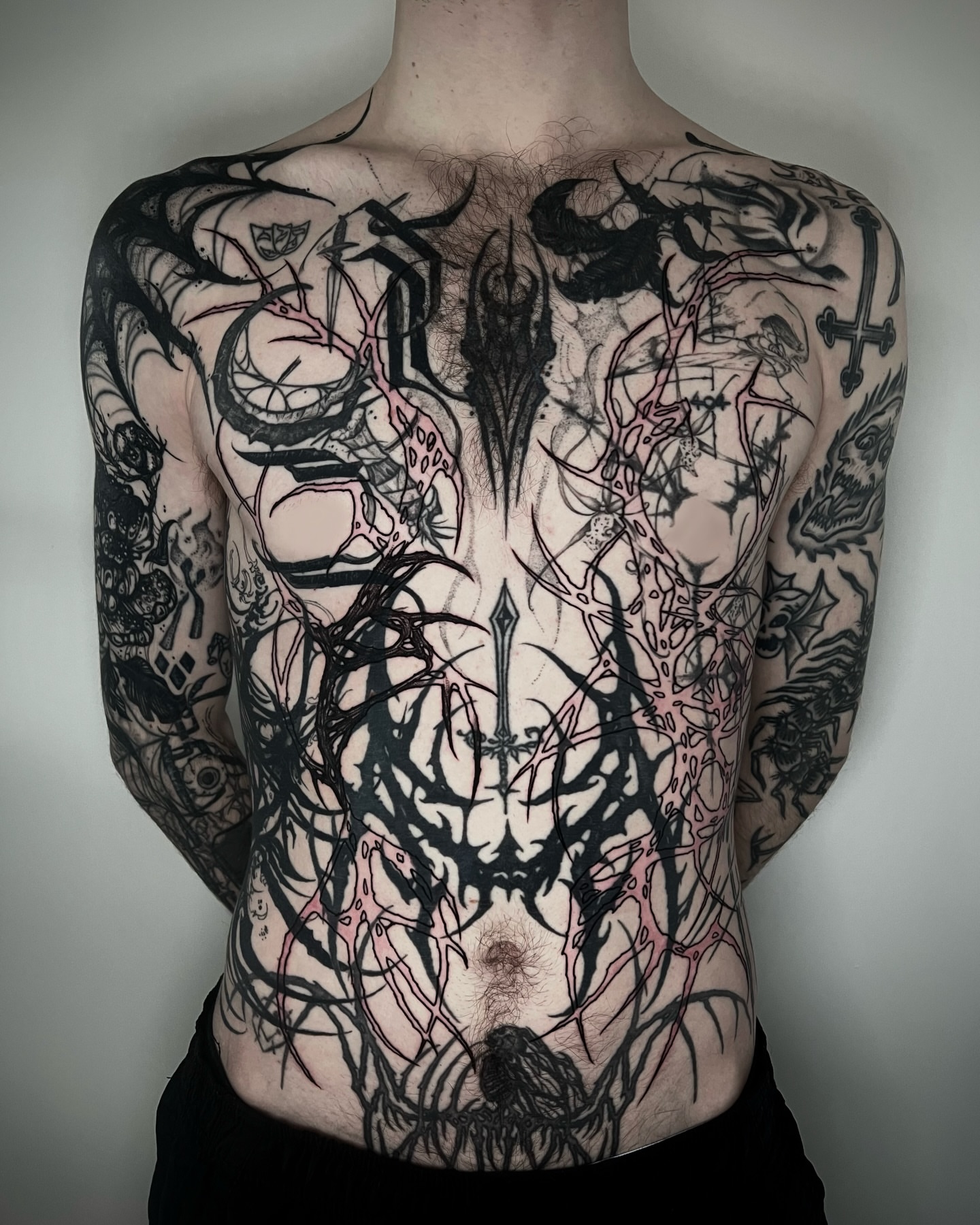 Tattoo by @axelj_ttt — black_and_grey, geometric