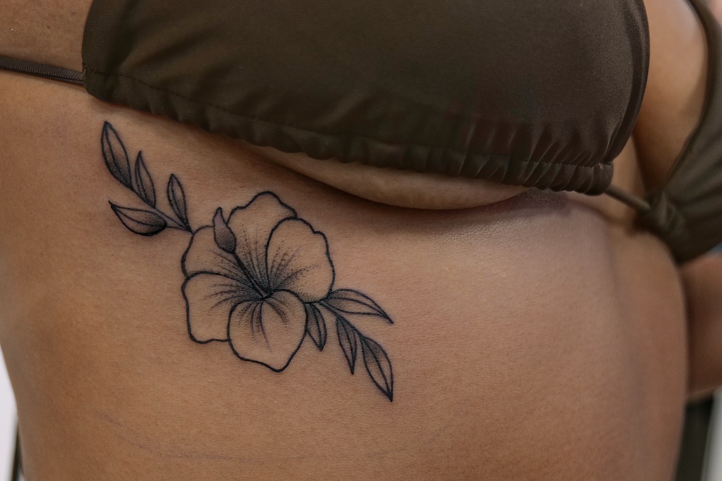 Flower black and grey tattoo on the shoulder by ๐ฎ๐๐๐๐๐ ๐ท ๐ฒ๐๐๐๐