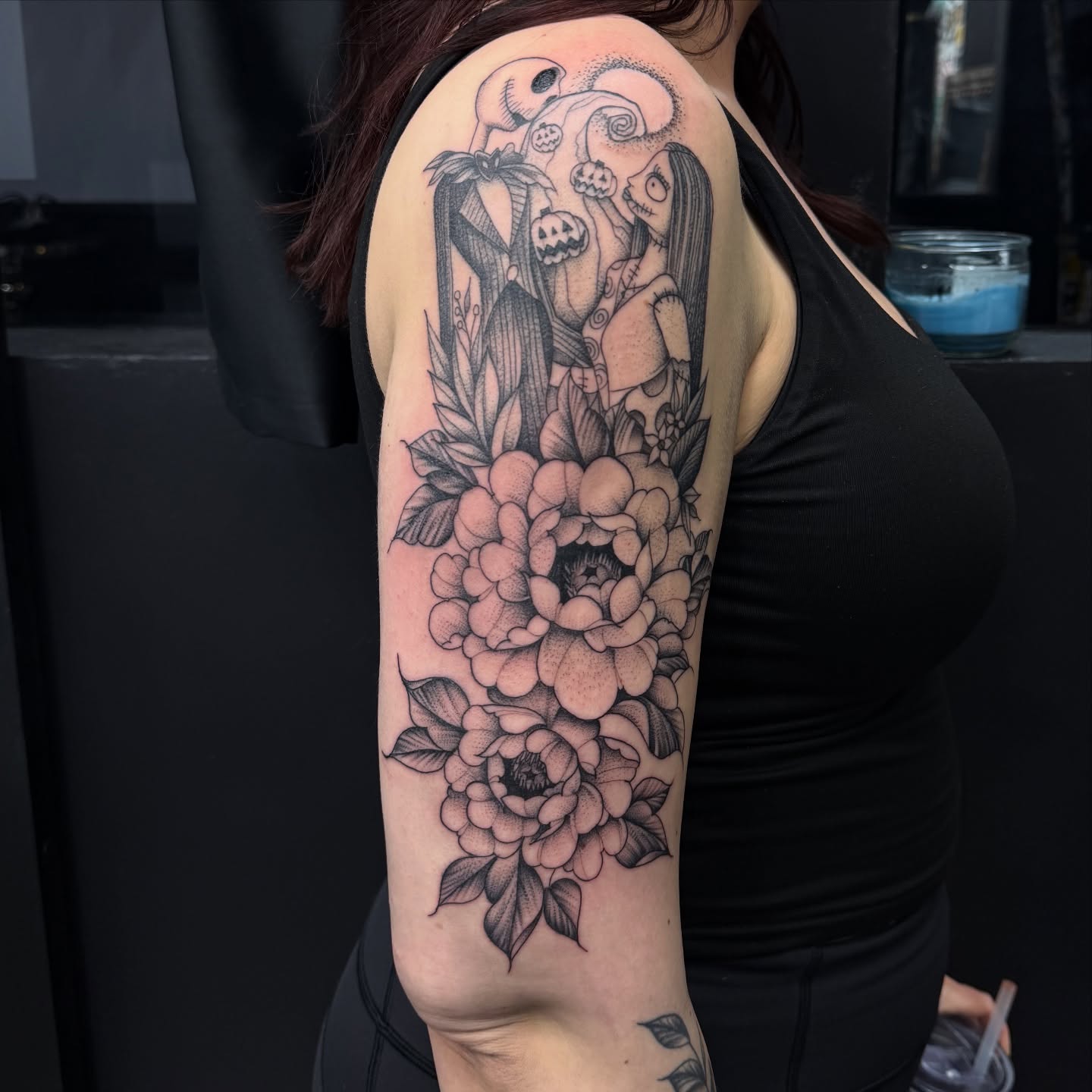 Flowers and skeleton dotwork tattoo on the upper arm by ๐๐ช๐ฝ๐ฑ๐ ๐๐ฒ๐ป๐ต ๐ฃ๐ช๐ฝ๐ฝ๐ธ๐ธ