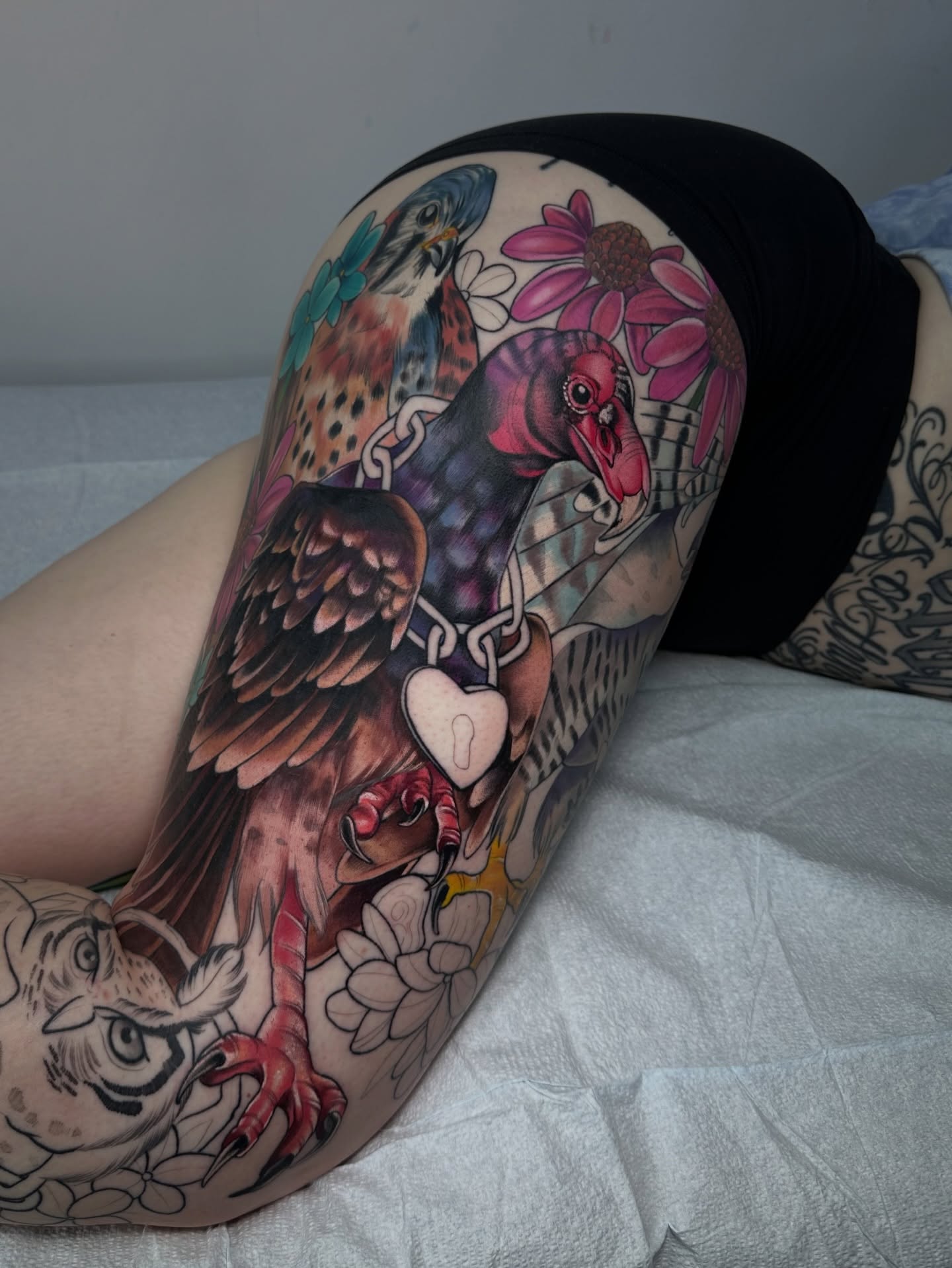 Bird and lock realism tattoo on the thigh by โ ๐ฟ๐๐ ๐ญ๐๐๐๐