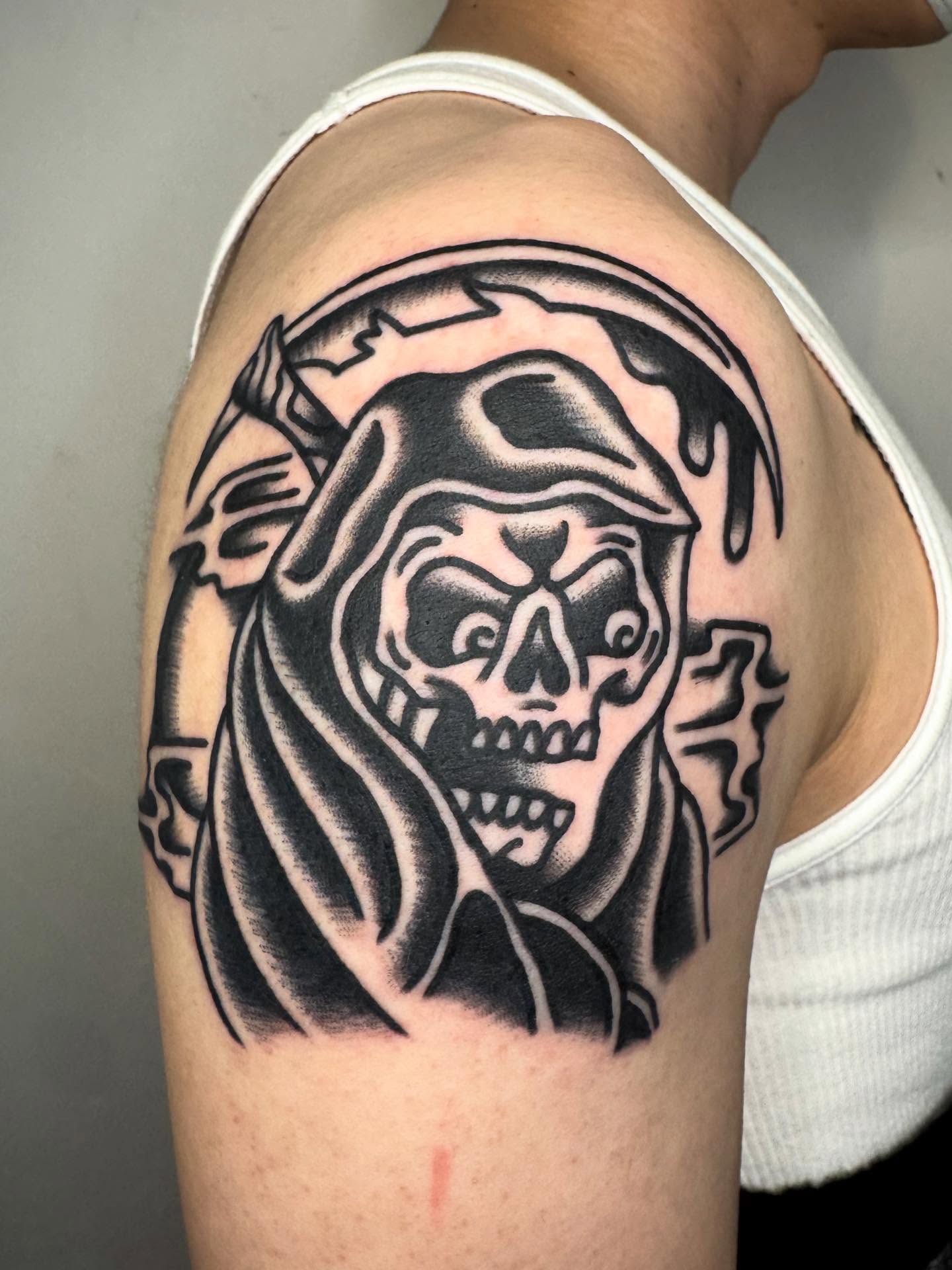 Skull black and grey tattoo on the shoulder by Oldschool Tattooer