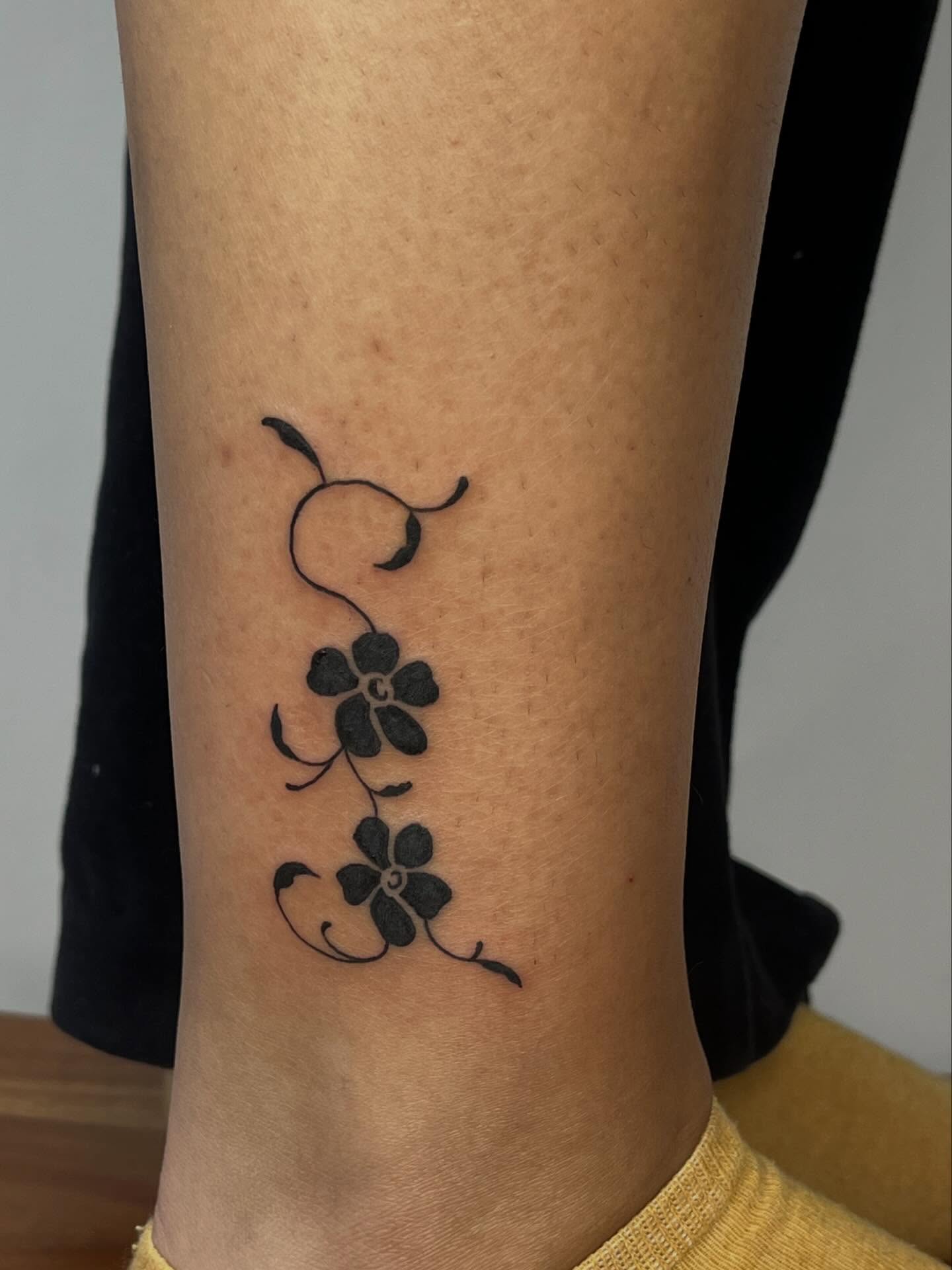 Flowers black and grey tattoo on the forearm by ashley π²