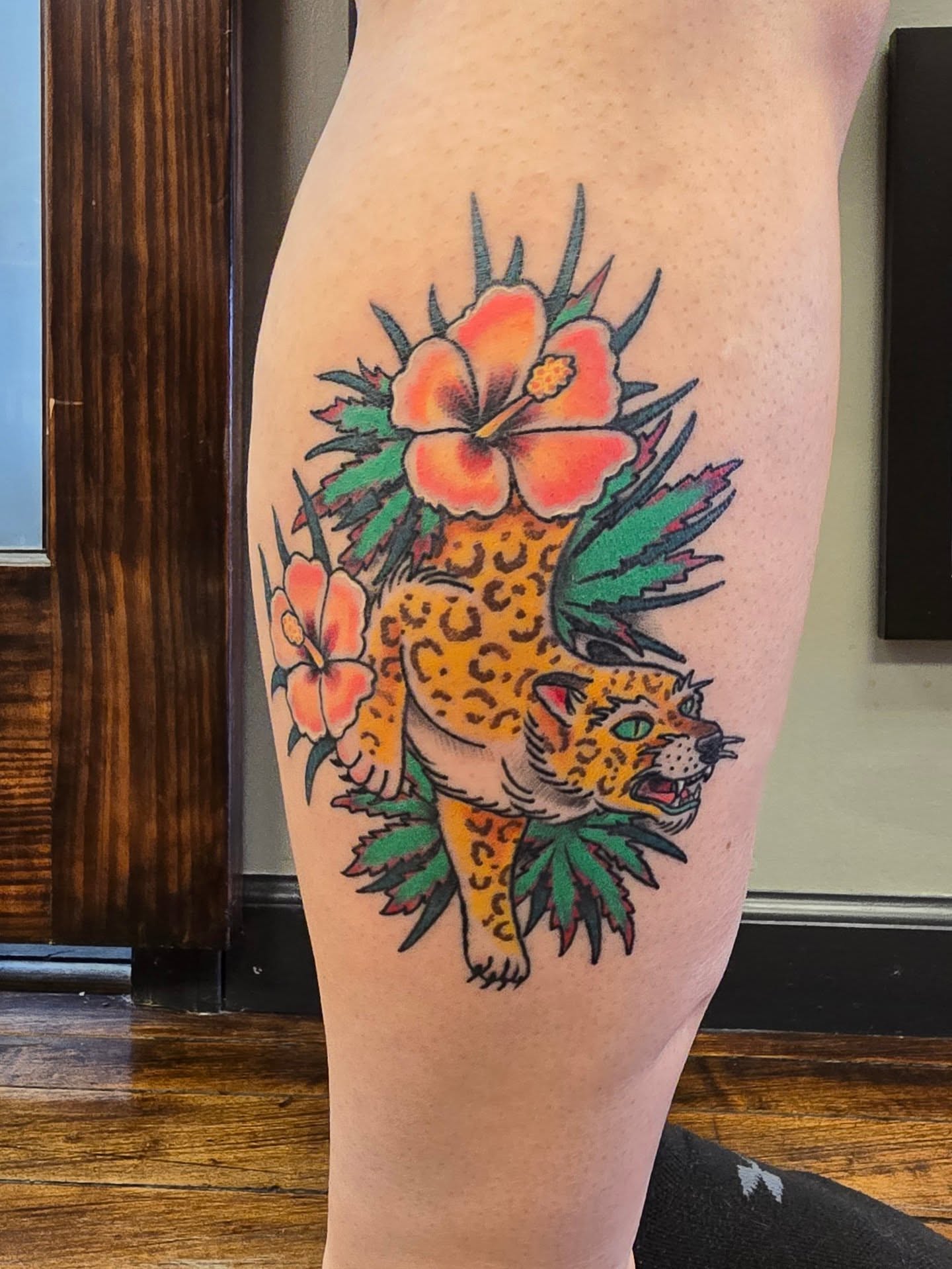 Leopard and hibiscus American traditional tattoo on the thigh by 𝙼𝚒𝚔𝚎 𝙴𝚌𝚔𝚋𝚘𝚛𝚐