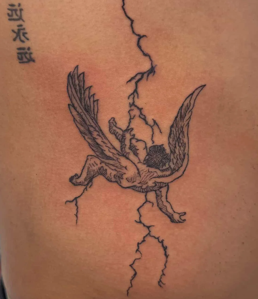 Tattoo by @yyiizzuuzz — black_and_grey