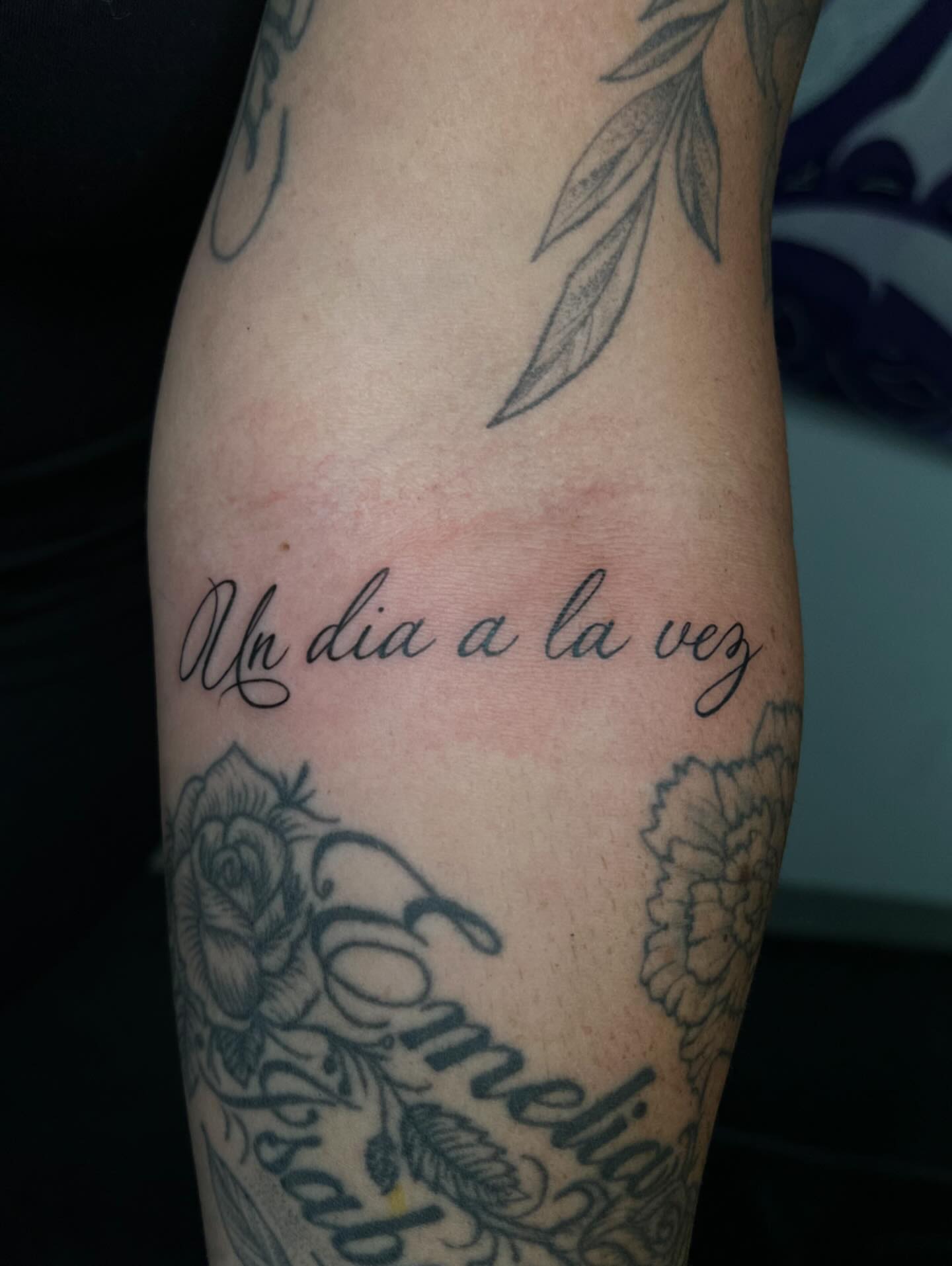 Un dia a la vez black and grey tattoo on the forearm by San Diego Fineline Black & Grey Tattoo Artist