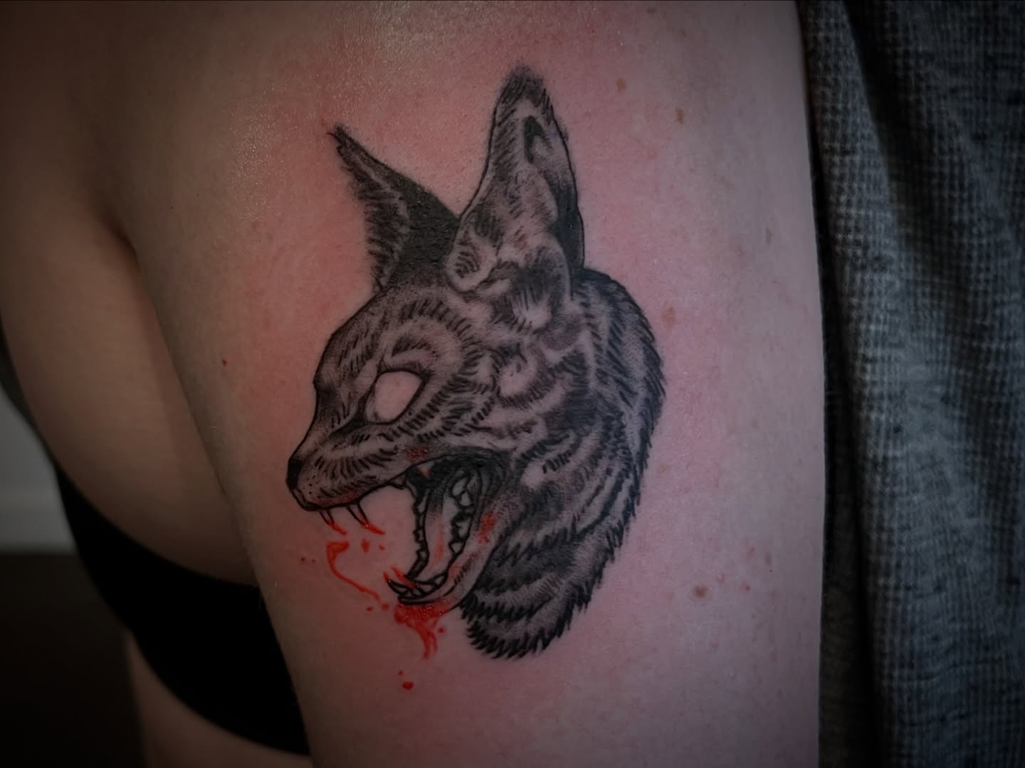Wolf black and grey tattoo on the shoulder by ★𝐑𝐮𝐞★