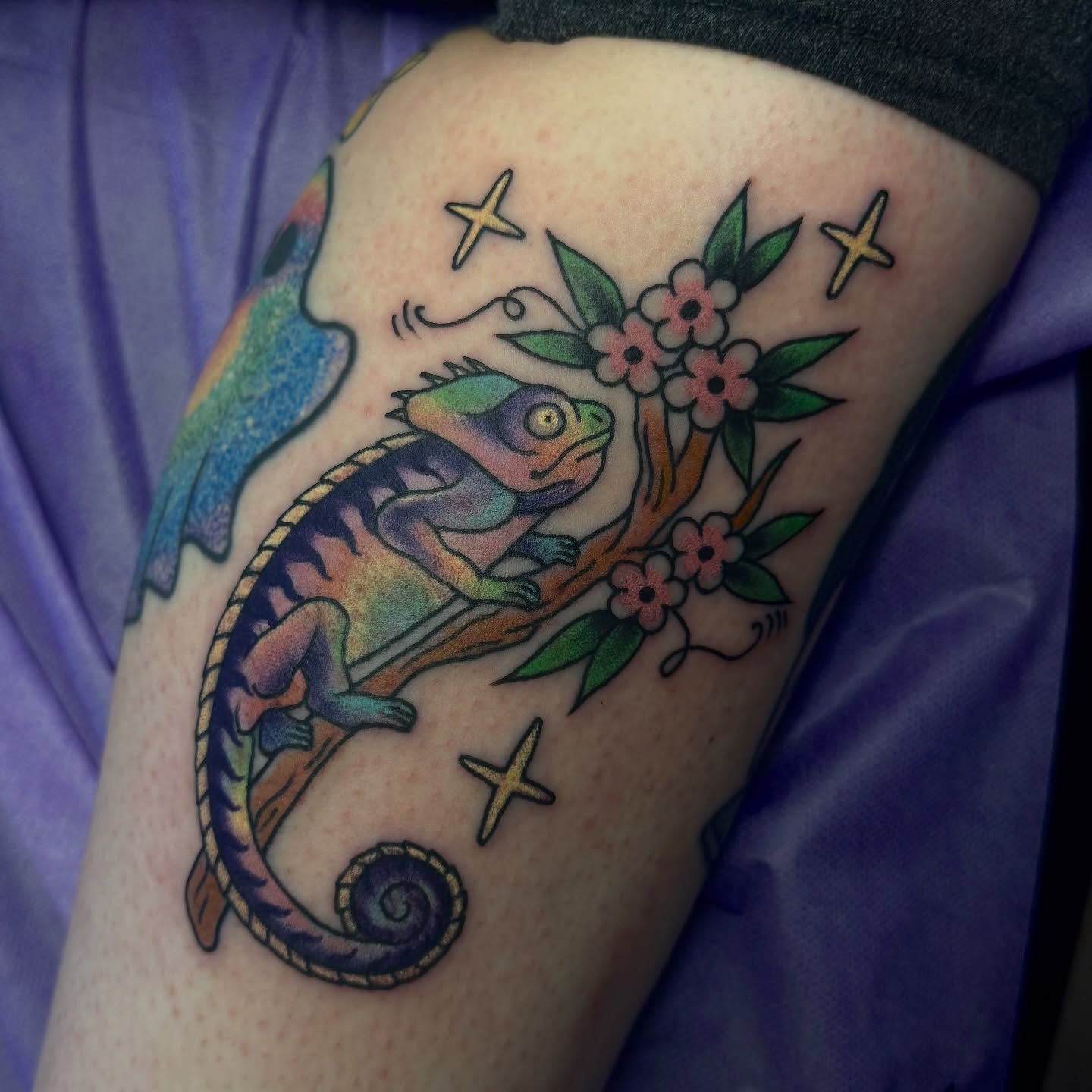 Chameleon and flowers American traditional tattoo on the thigh by ♡𝕄𝕒𝕜𝕒𝕪𝕝𝕒♡, Colorado Springs, Colorado