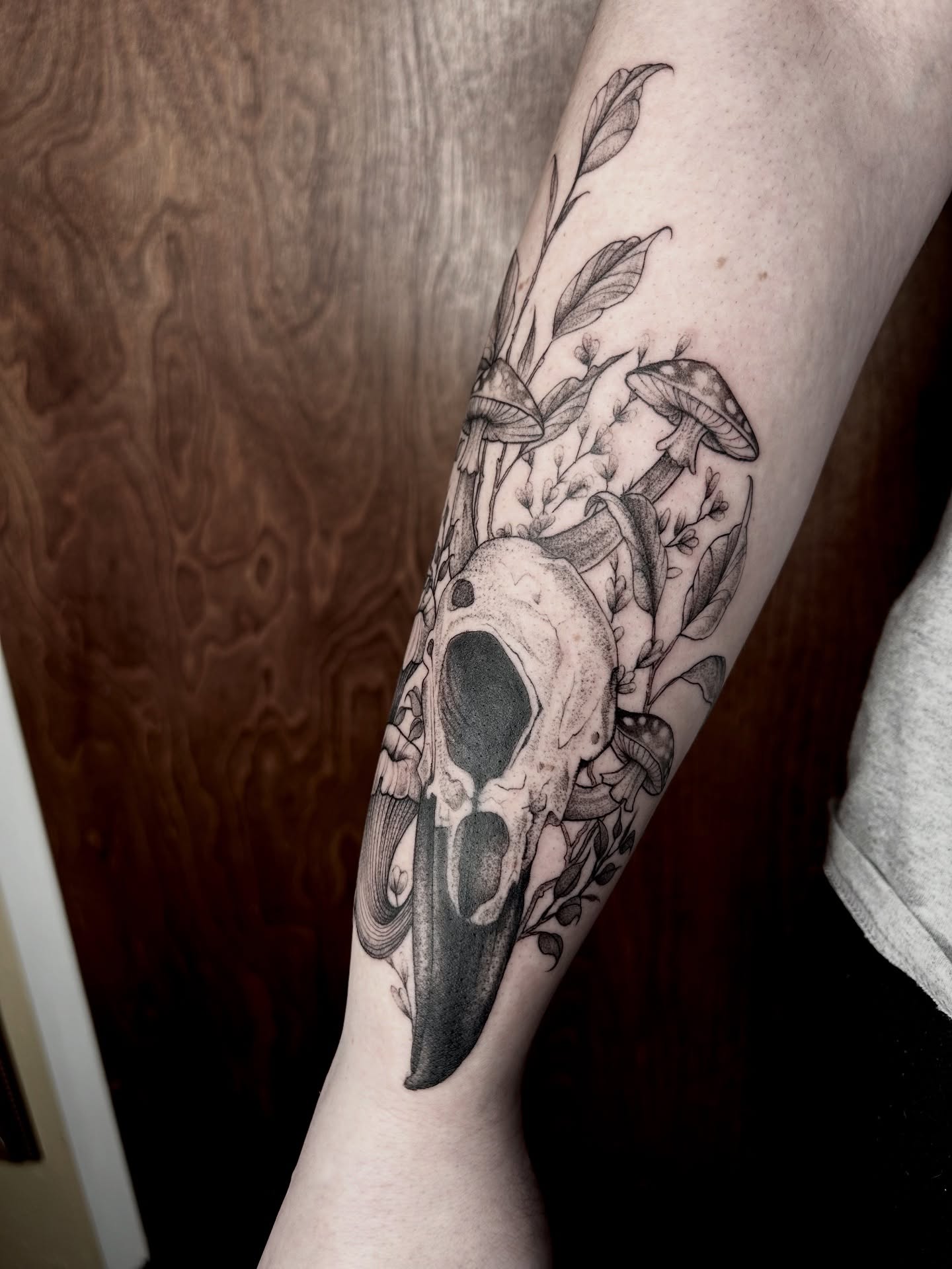 Skull and foliage realism tattoo on the forearm by 𝕤𝕒𝕧𝕒𝕟𝕟𝕒