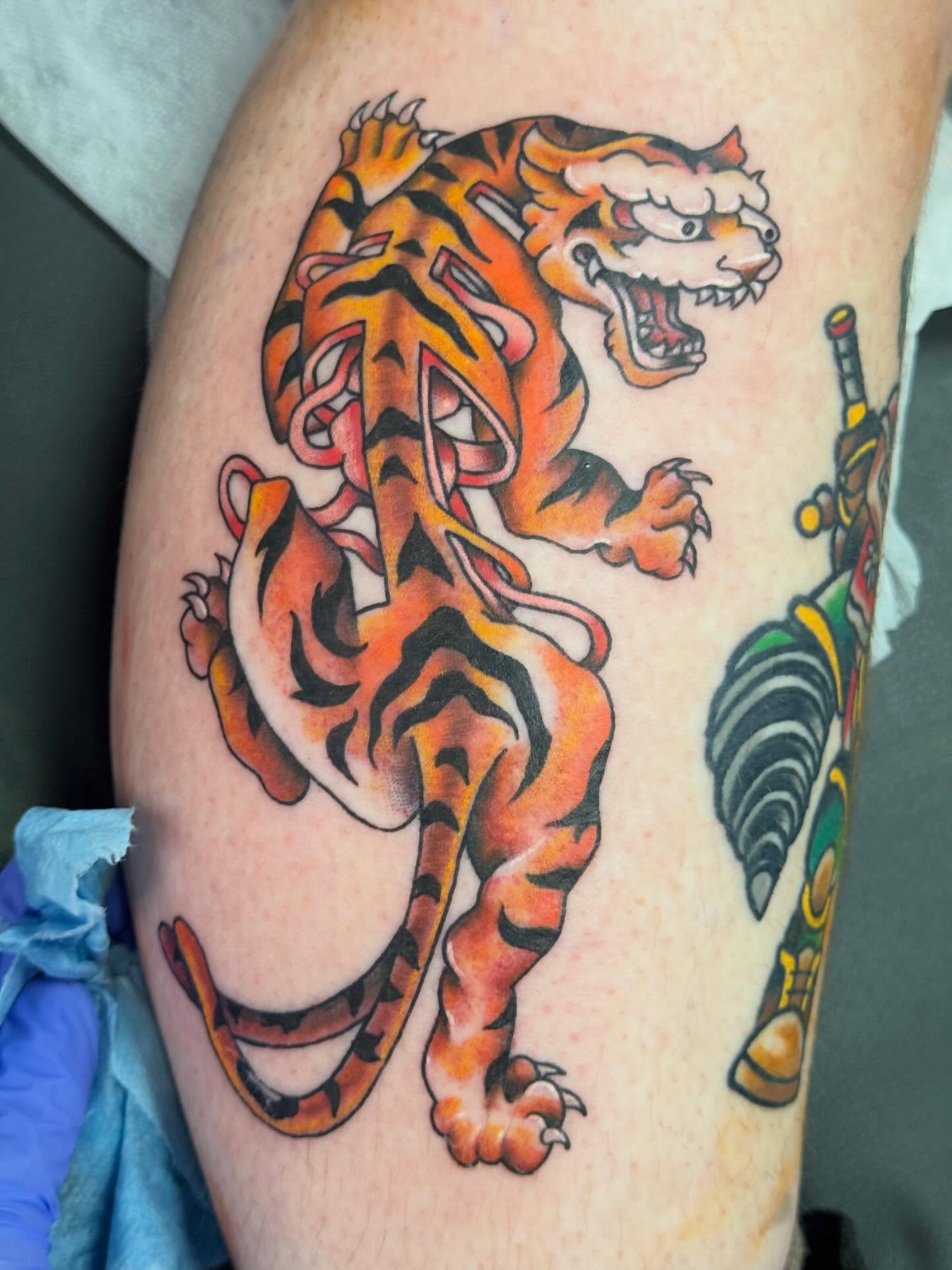 Tattoo by @prettitattooslv — american_traditional