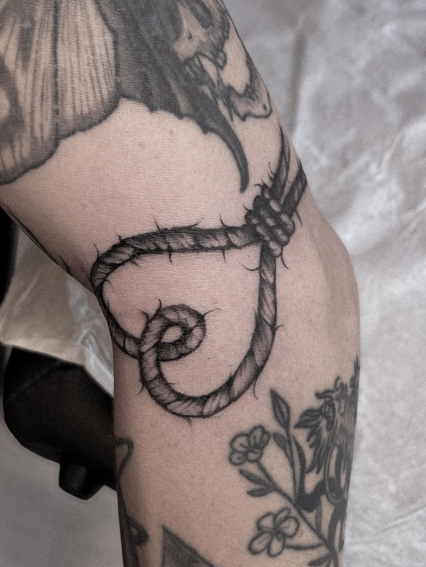 Rope black and grey tattoo on the forearm by La Hyene