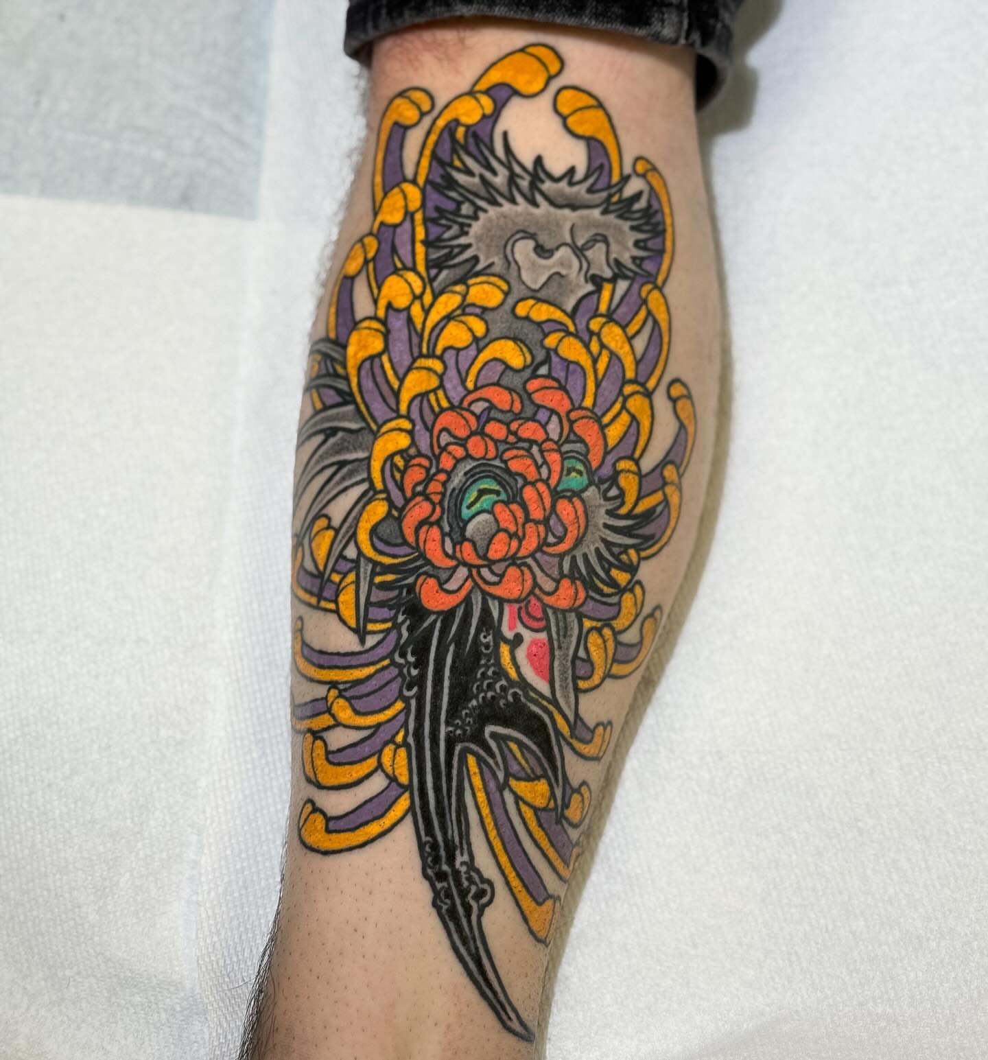 Chrysanthemum American traditional tattoo on the calf by Igor Puente