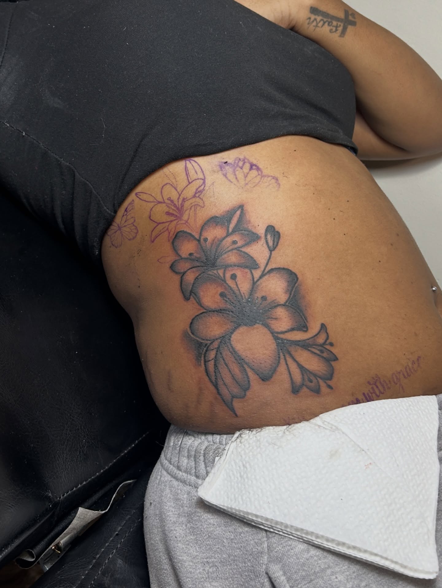Lilies black and grey tattoo on the thigh by nylachanel