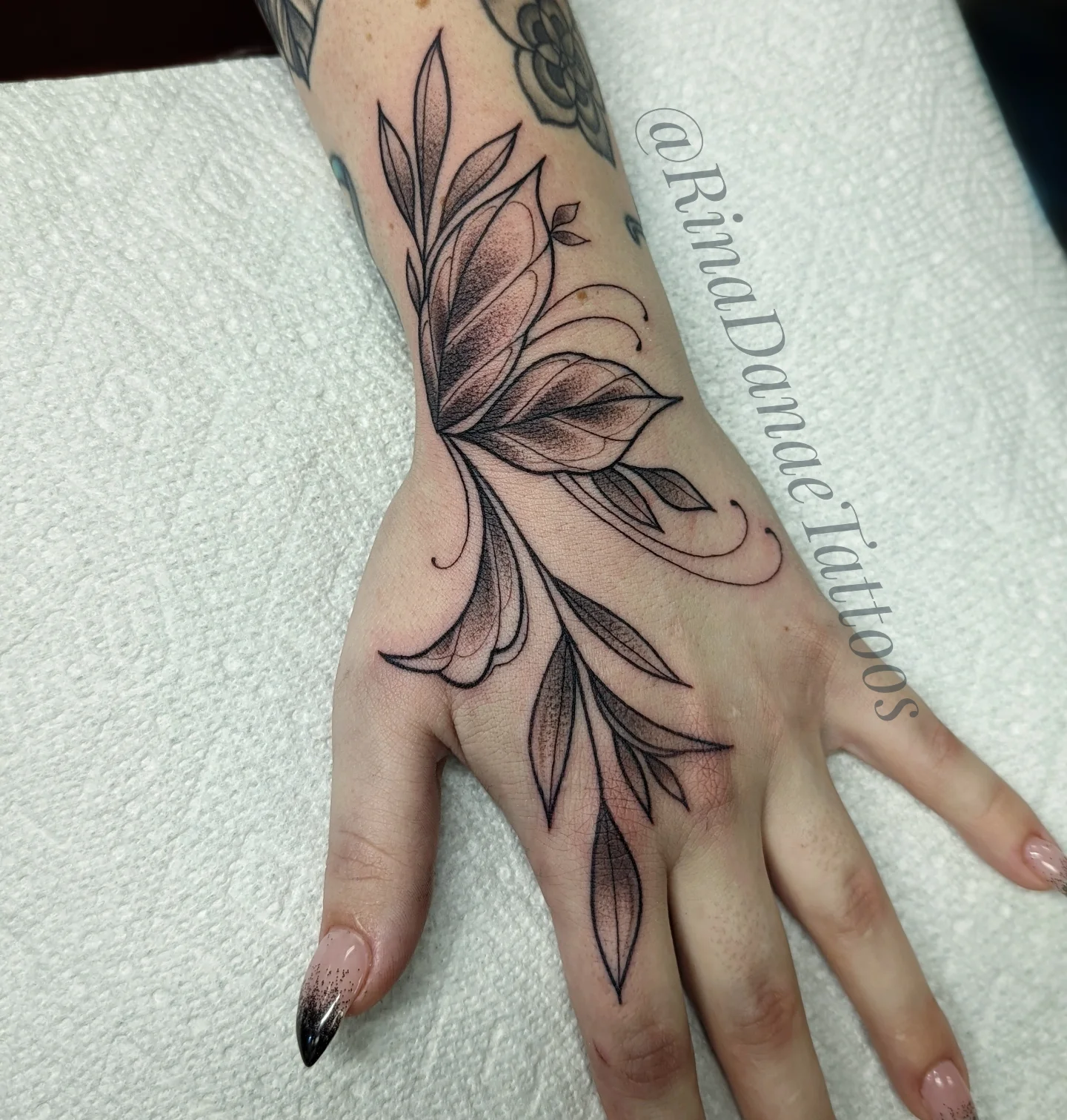 Floral design dotwork tattoo on the hand by Rina Danaé Tattoo🌿