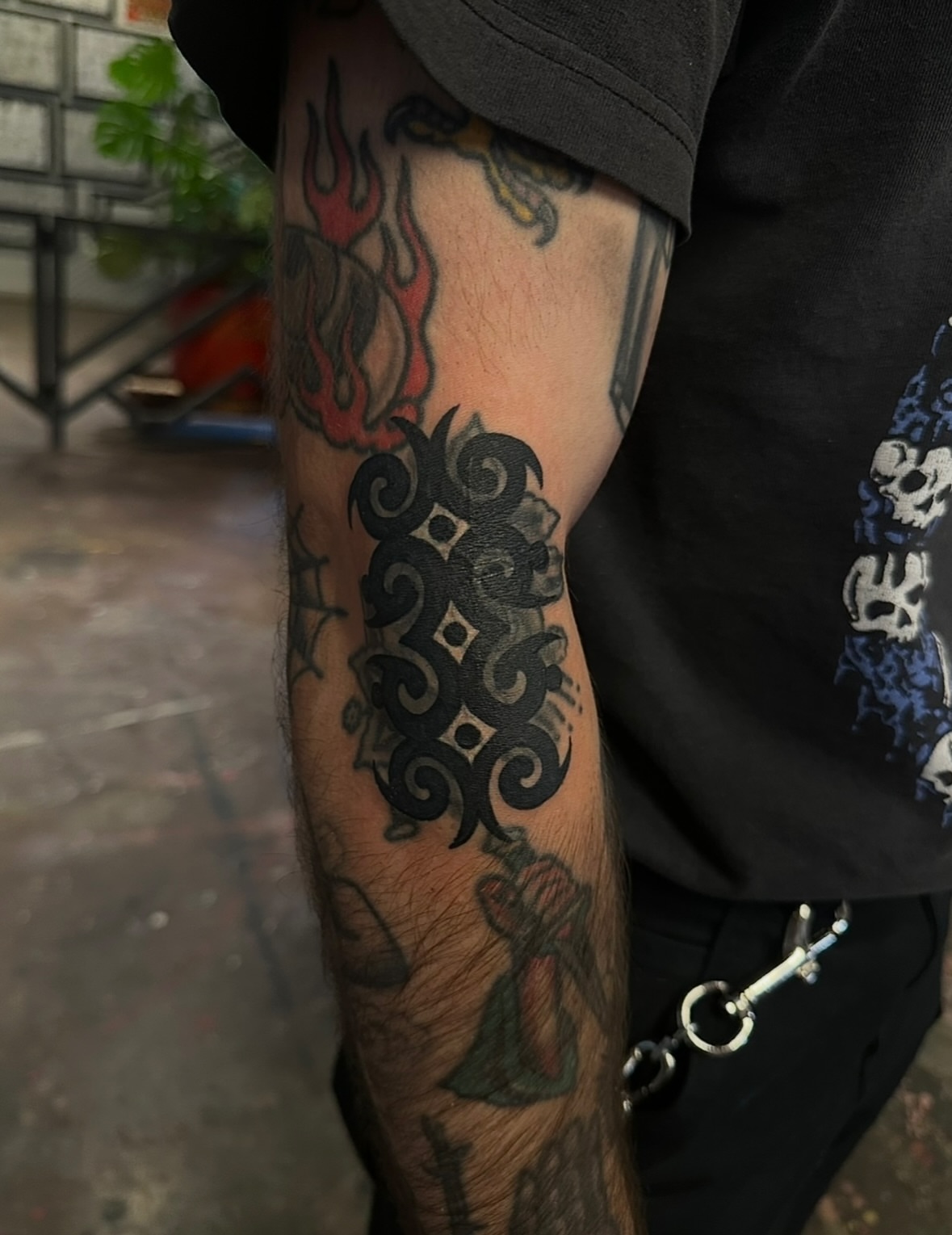 Scrollwork black and grey tattoo on the forearm by ๐๐๐๐๐๐ผ๐ ๐๐ผ๐๐๐๐