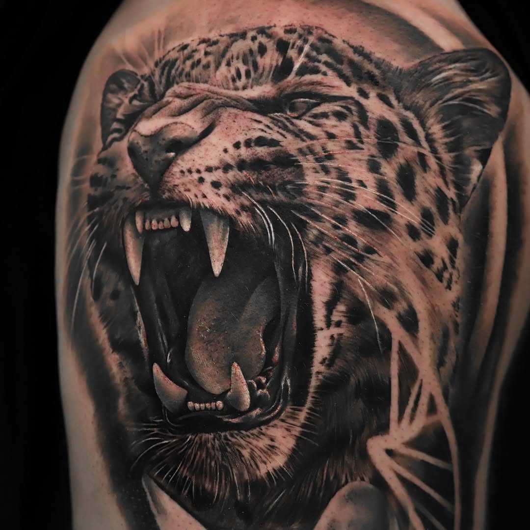 Leopard head realism tattoo on the shoulder by Felipe Andrade