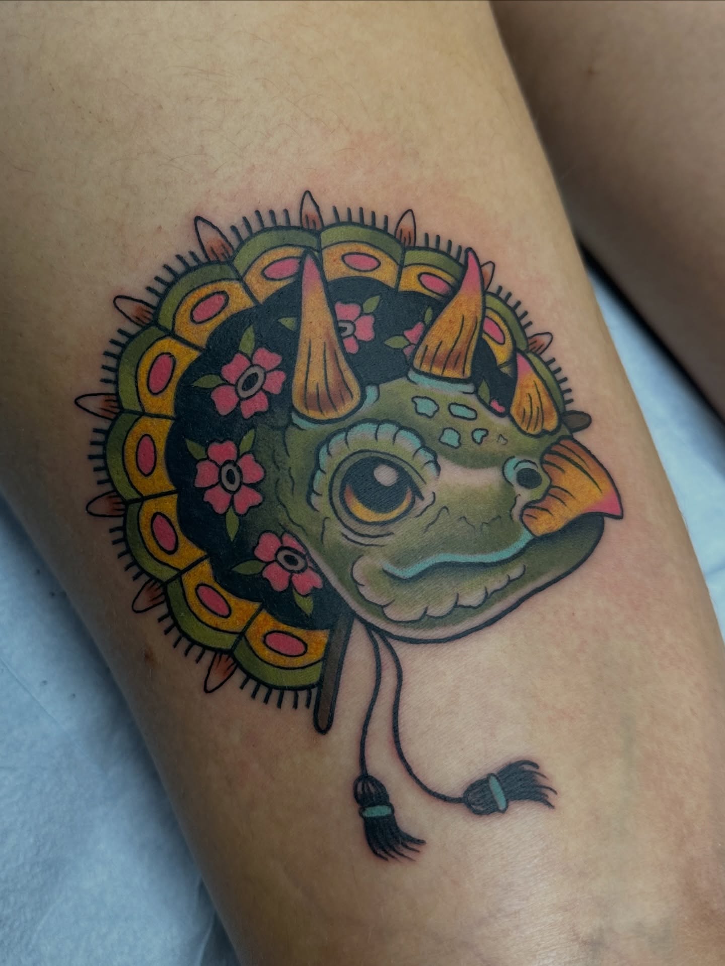 Triceratops American traditional tattoo on the thigh by 𝔪𝔞𝔩𝔢𝔯𝔦𝔢 𝔫𝔢𝔳𝔢𝔯𝔪𝔬𝔯𝔢 🐦‍⬛ 𝔫𝔢𝔴 𝔧𝔢𝔯𝔰𝔢𝔶 𝔱𝔞𝔱𝔱𝔬𝔬