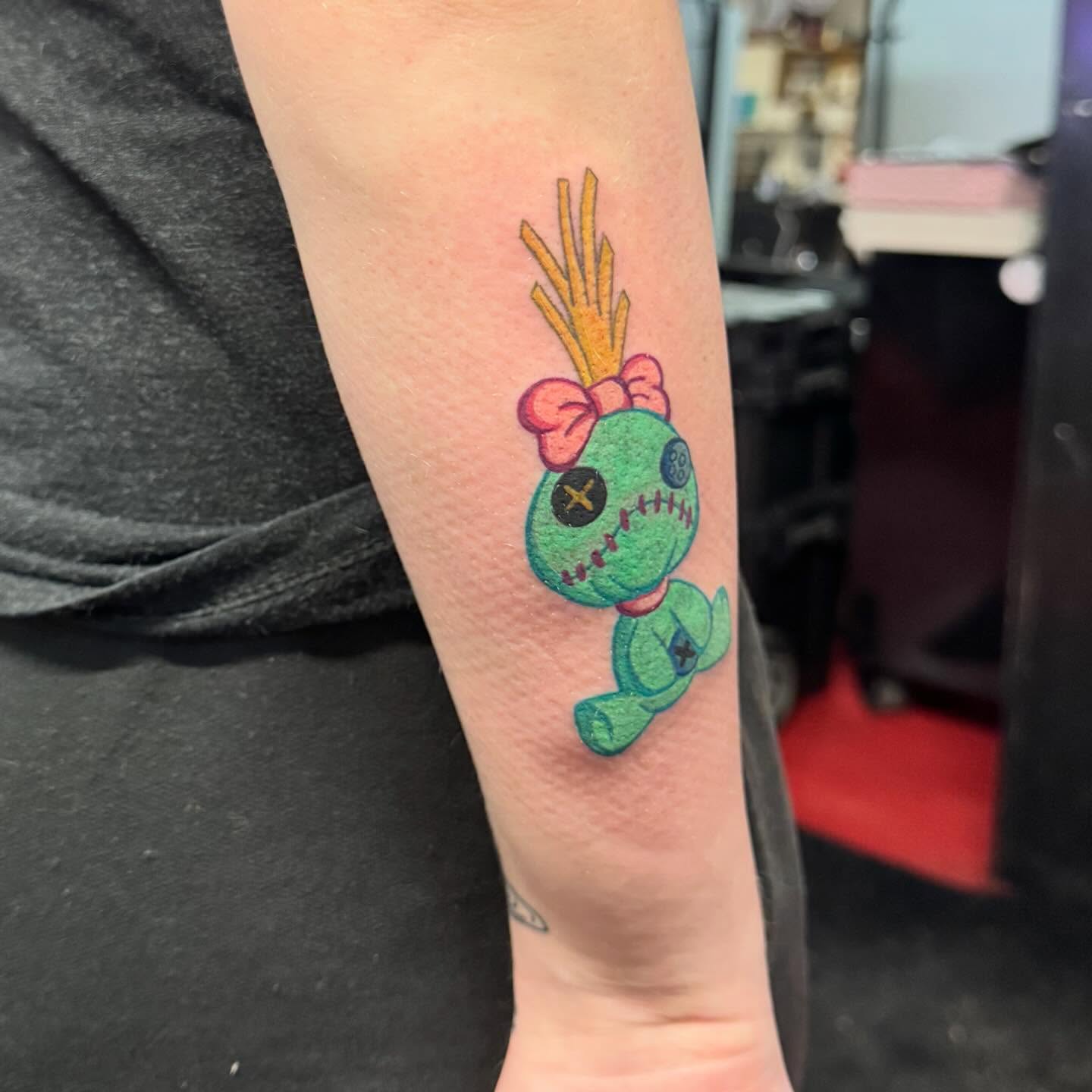 Tattoo by @inkedxlarissa — illustrative