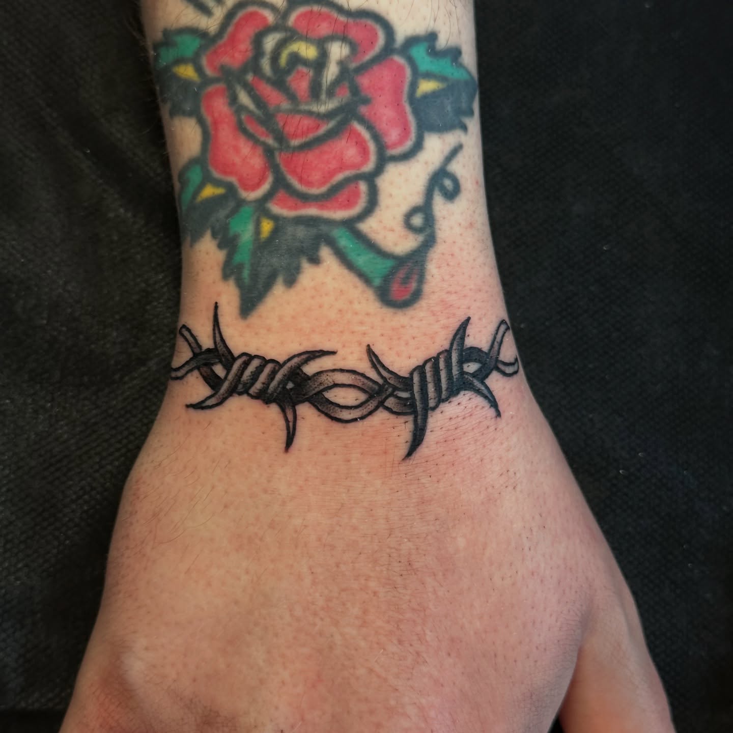 Barbed wire American traditional tattoo on the forearm by Victoria