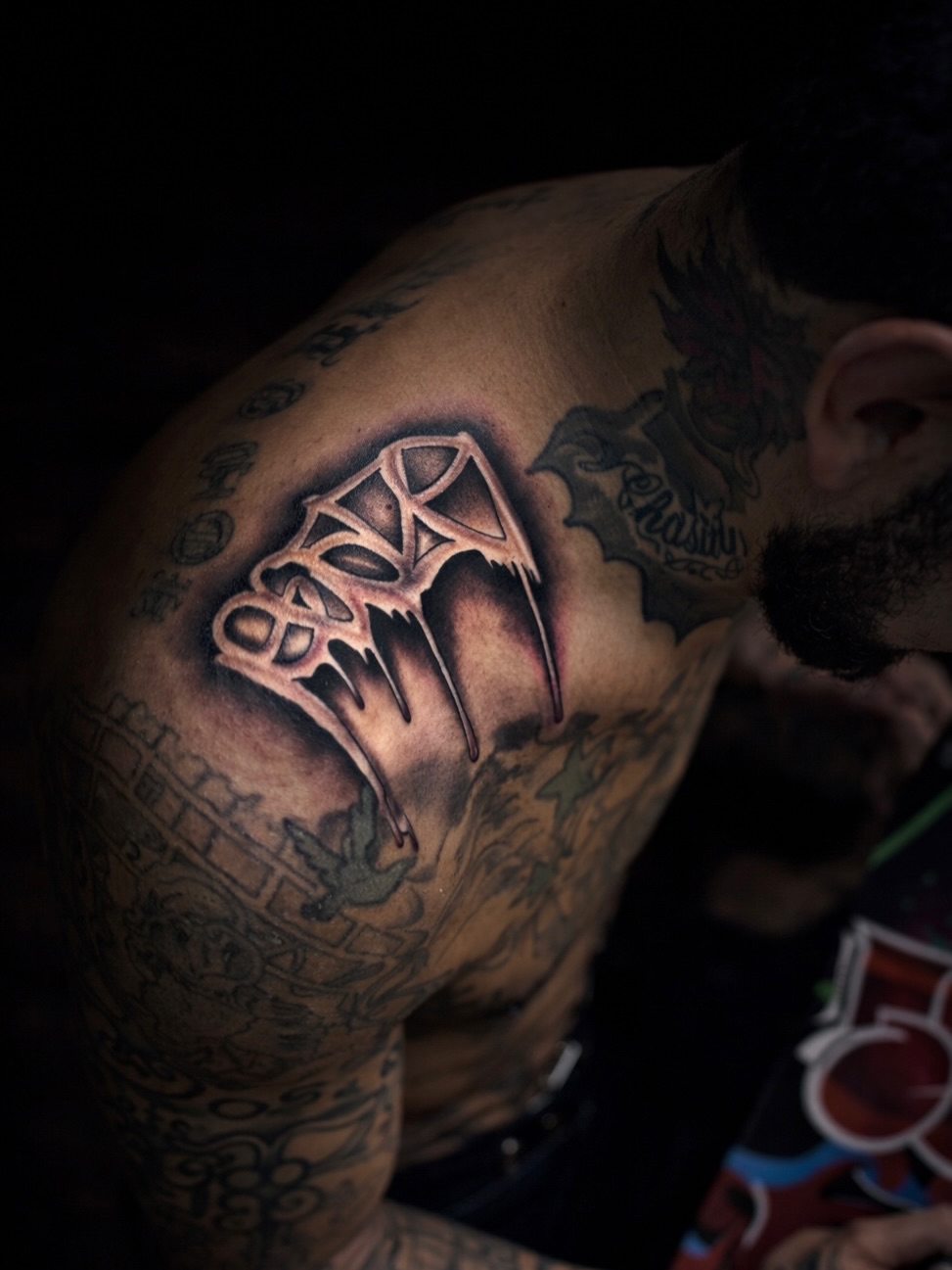 Dripping abstract shape blackwork tattoo on the shoulder by Tattoo & piercing ππ©Έ