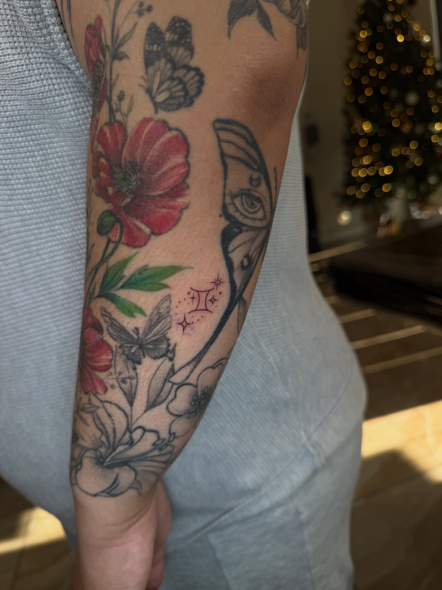 Floral arrangement realism tattoo on the forearm by π² ππ² ππΎππ·π± - π« ππ»πͺπ°πΈπ·πΌ π², San Jose, California