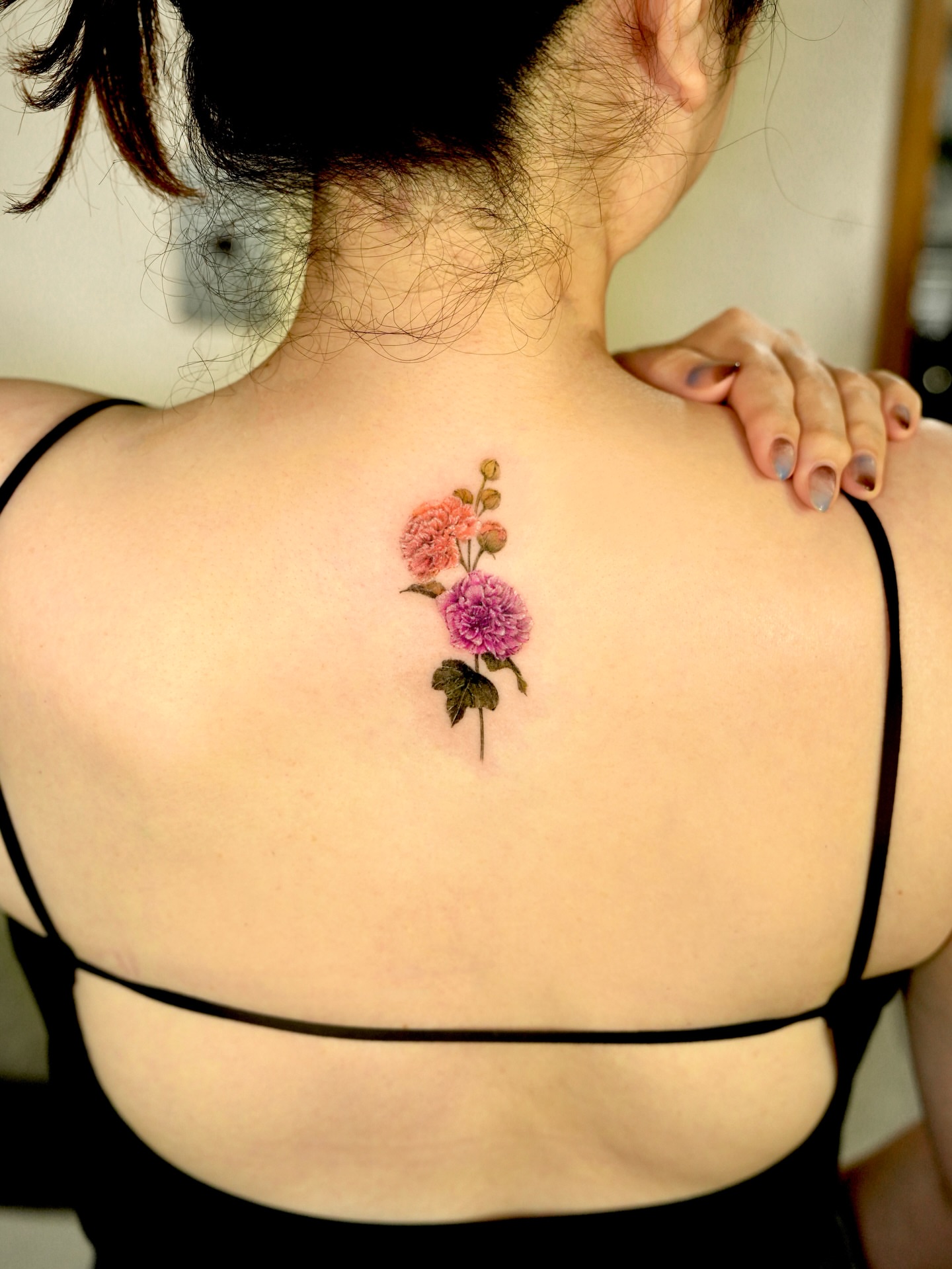Flowers realism tattoo on the back by ⟡ 𝙶𝙰𝙾𝙽 ⟡ 제주타투 가온 Jejutattoo