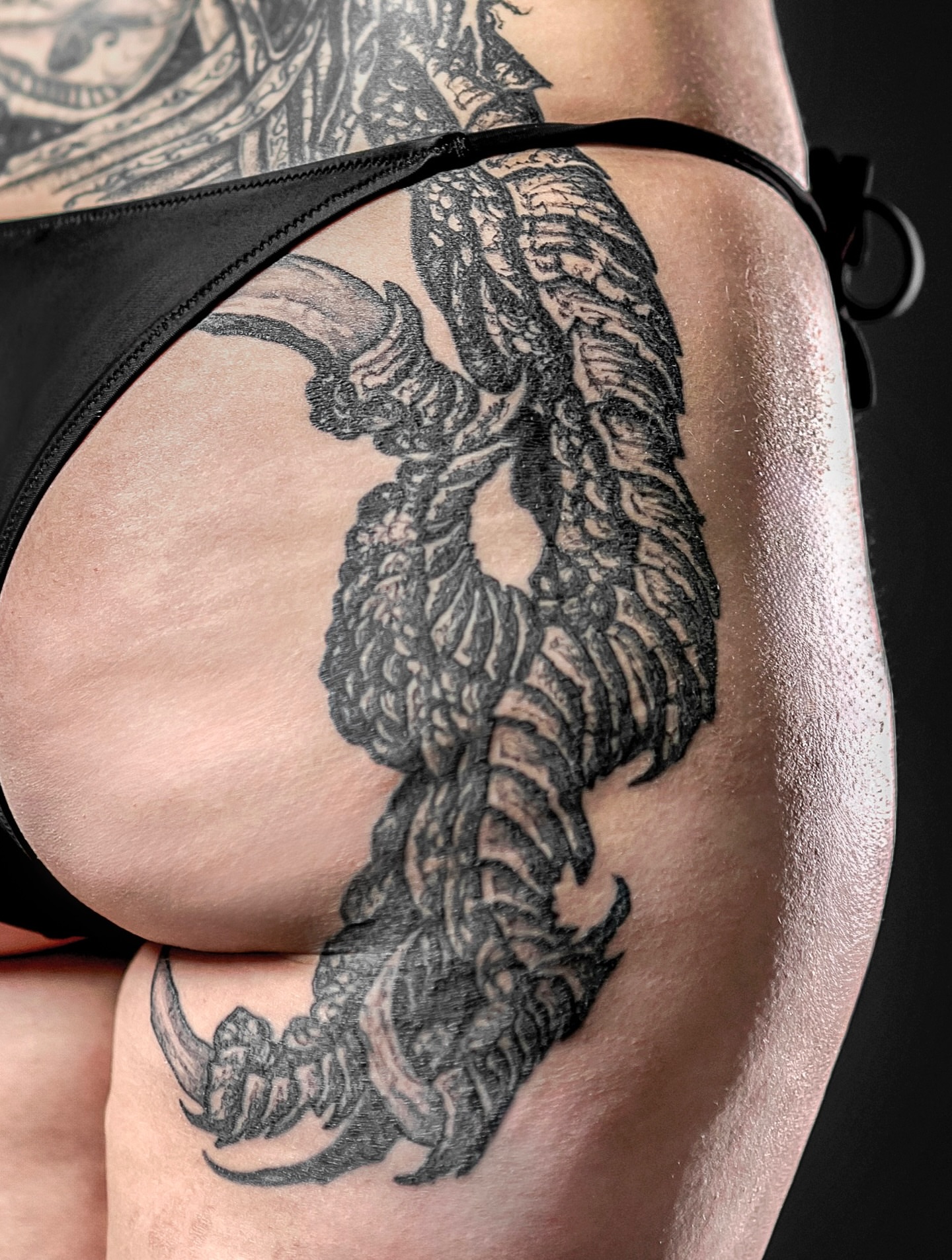 Scorpion black and grey tattoo on the thigh by Noah Durany