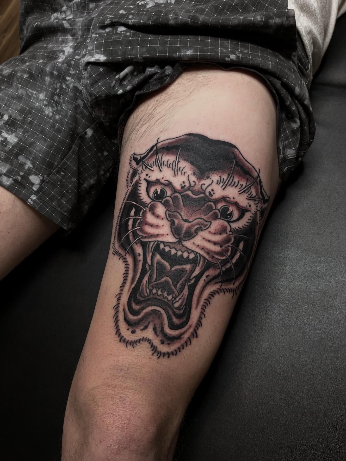 Roaring tiger realism tattoo on the thigh by Alex Larsen