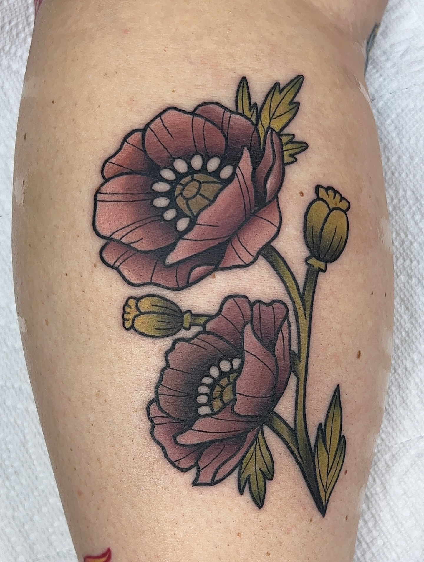 Poppy flowers American traditional tattoo on the thigh by 𝑴𝒂𝒚𝒂𖤐𝑫𝒆𝑽𝒊𝒏𝒆, Dayton, Ohio