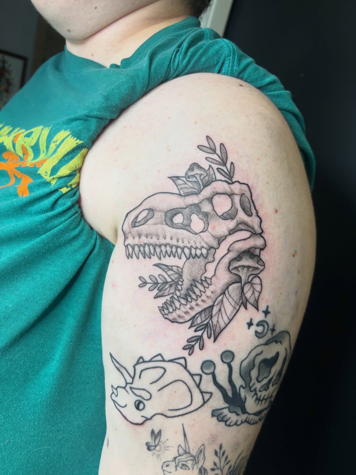 Dinosaur skull black and grey tattoo on the shoulder by Noah Blum