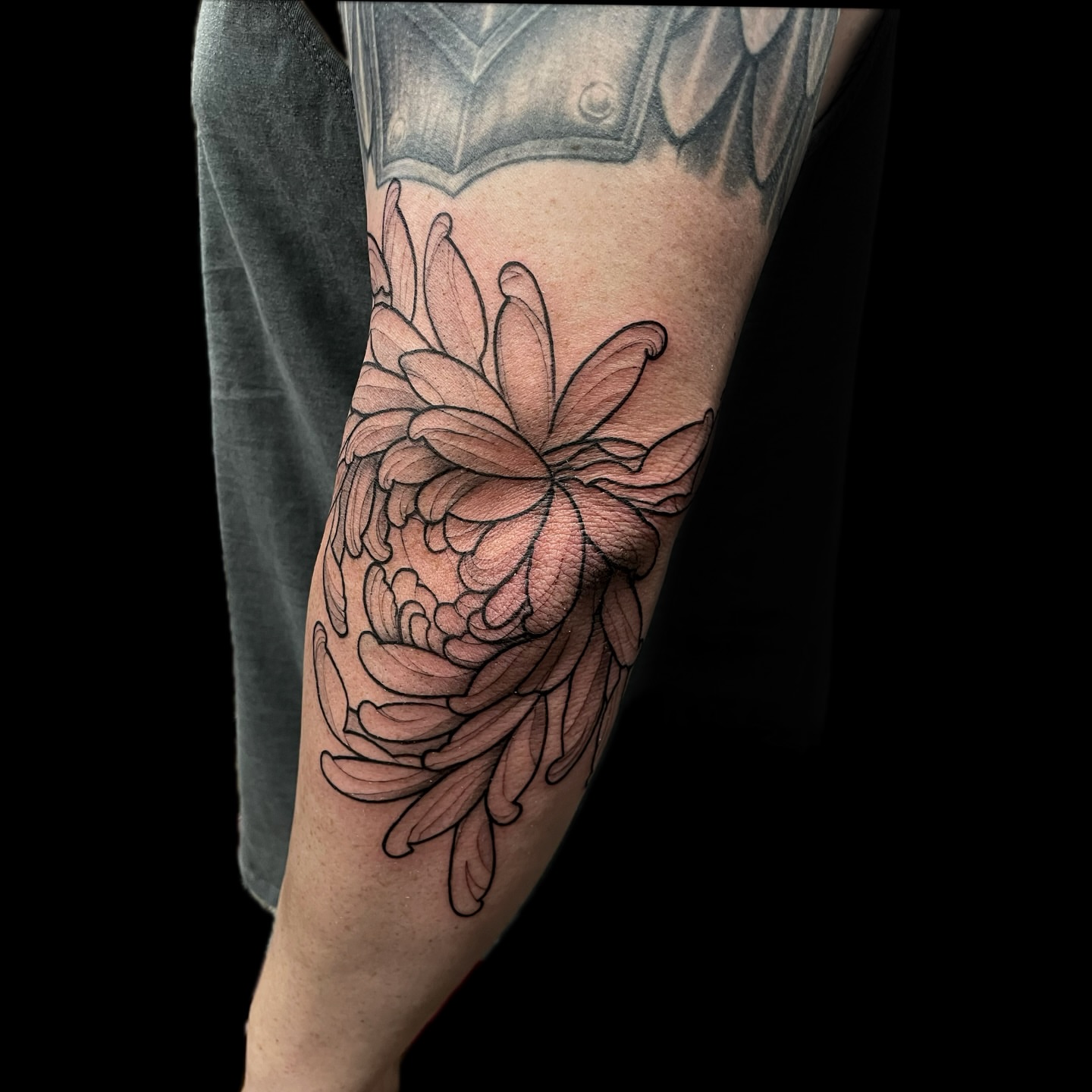 Chrysanthemum black and grey tattoo on the forearm by Cultura