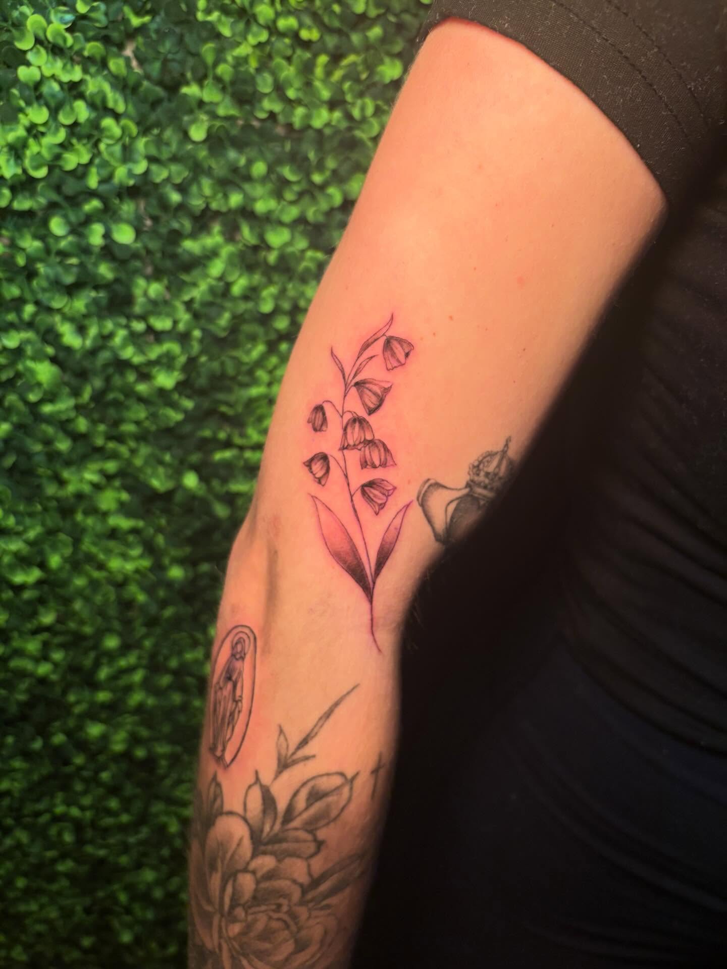 Tattoo by @bellabuonopanetattoos — black_and_grey