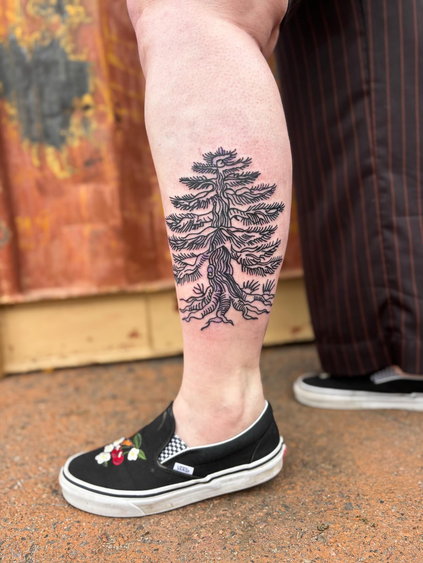 Tattoo by @waywardwildertattoos โ black_and_grey