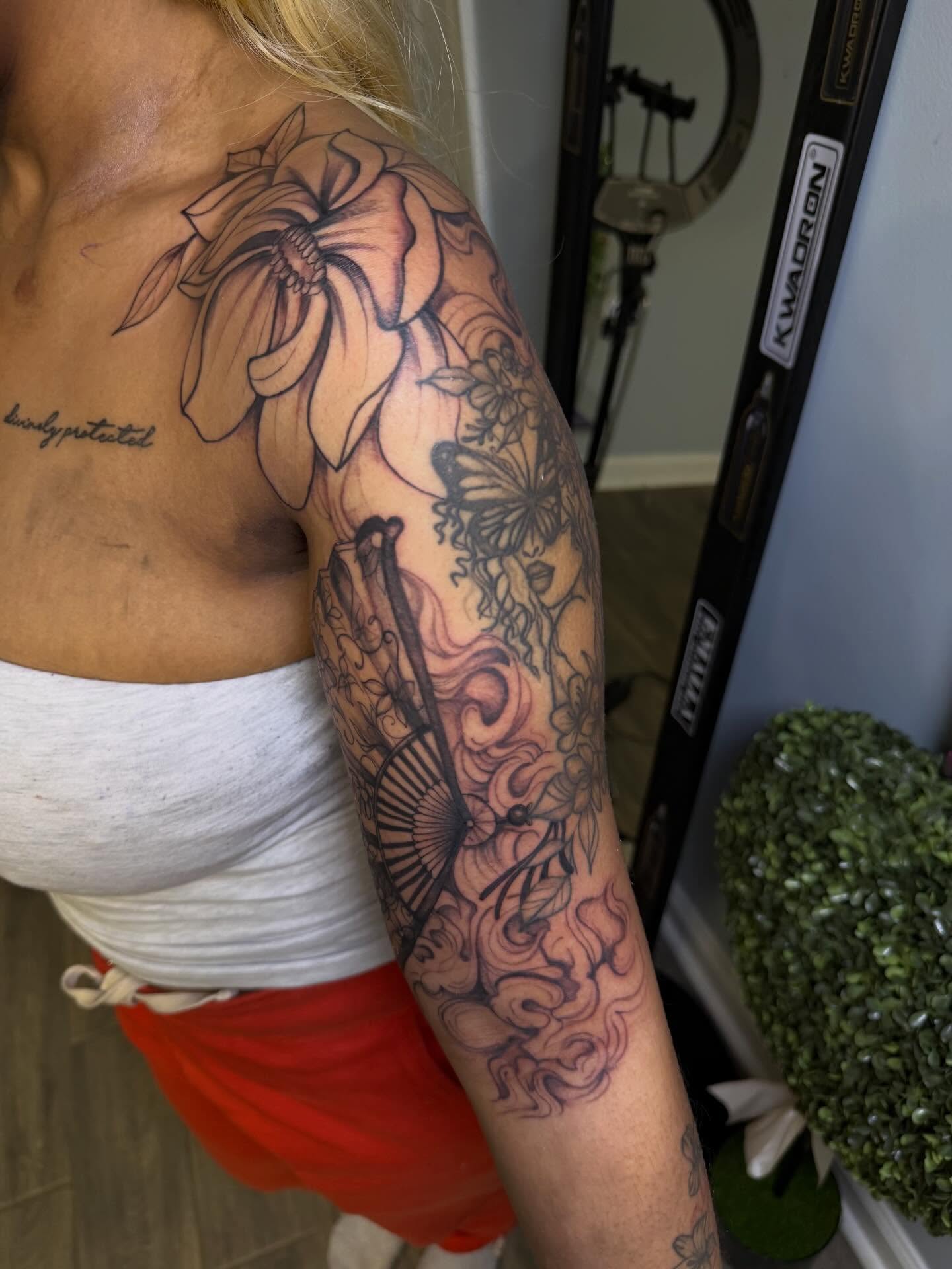 Tattoo by @stephsworldofink — black_and_grey