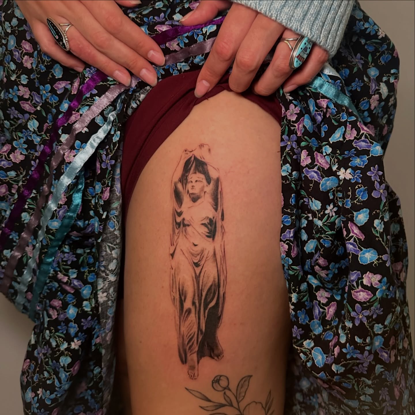 Statue black and grey tattoo on the thigh by Nia Malone (Knee-Uh)
