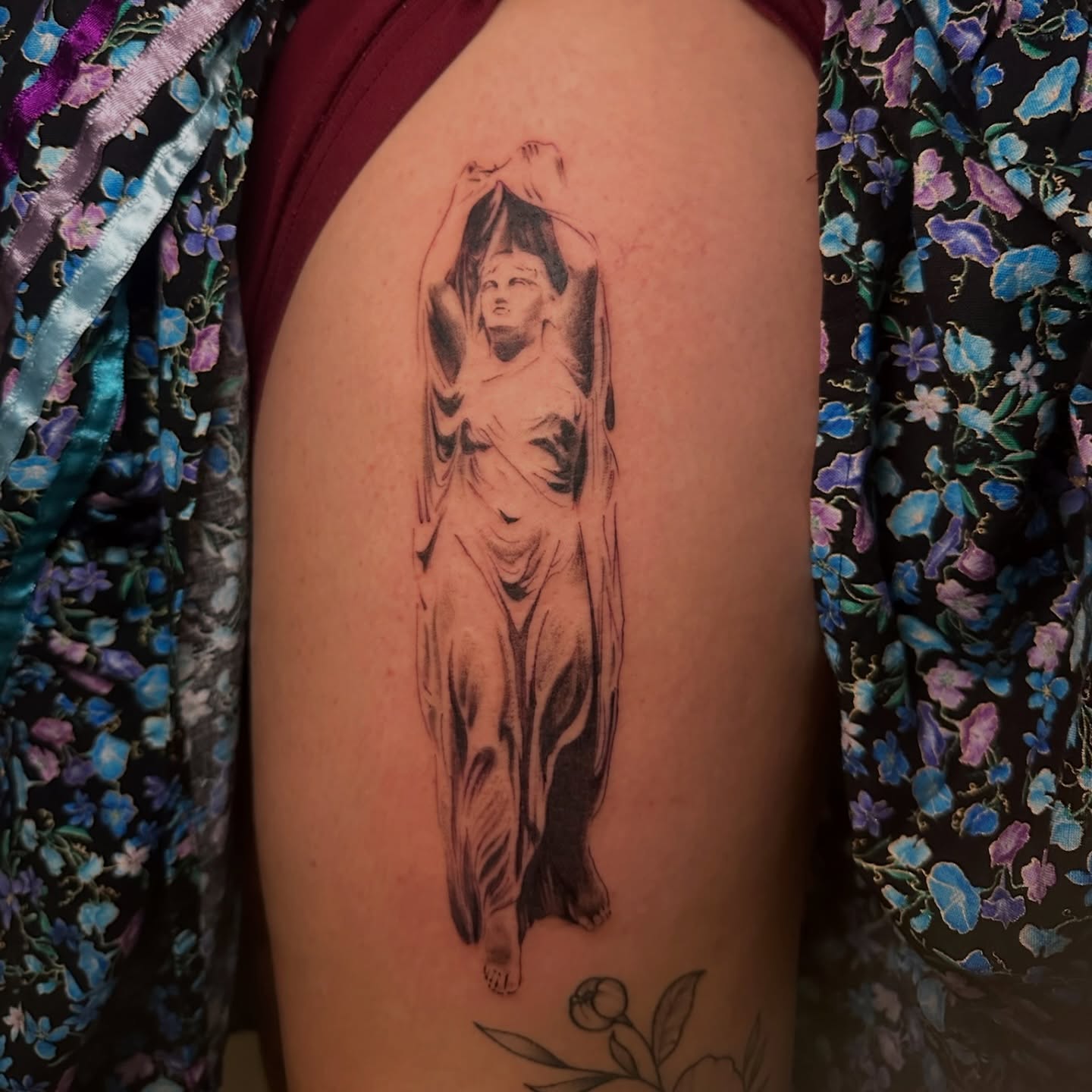 Statue of woman black and grey tattoo on the shoulder by Nia Malone (Knee-Uh)