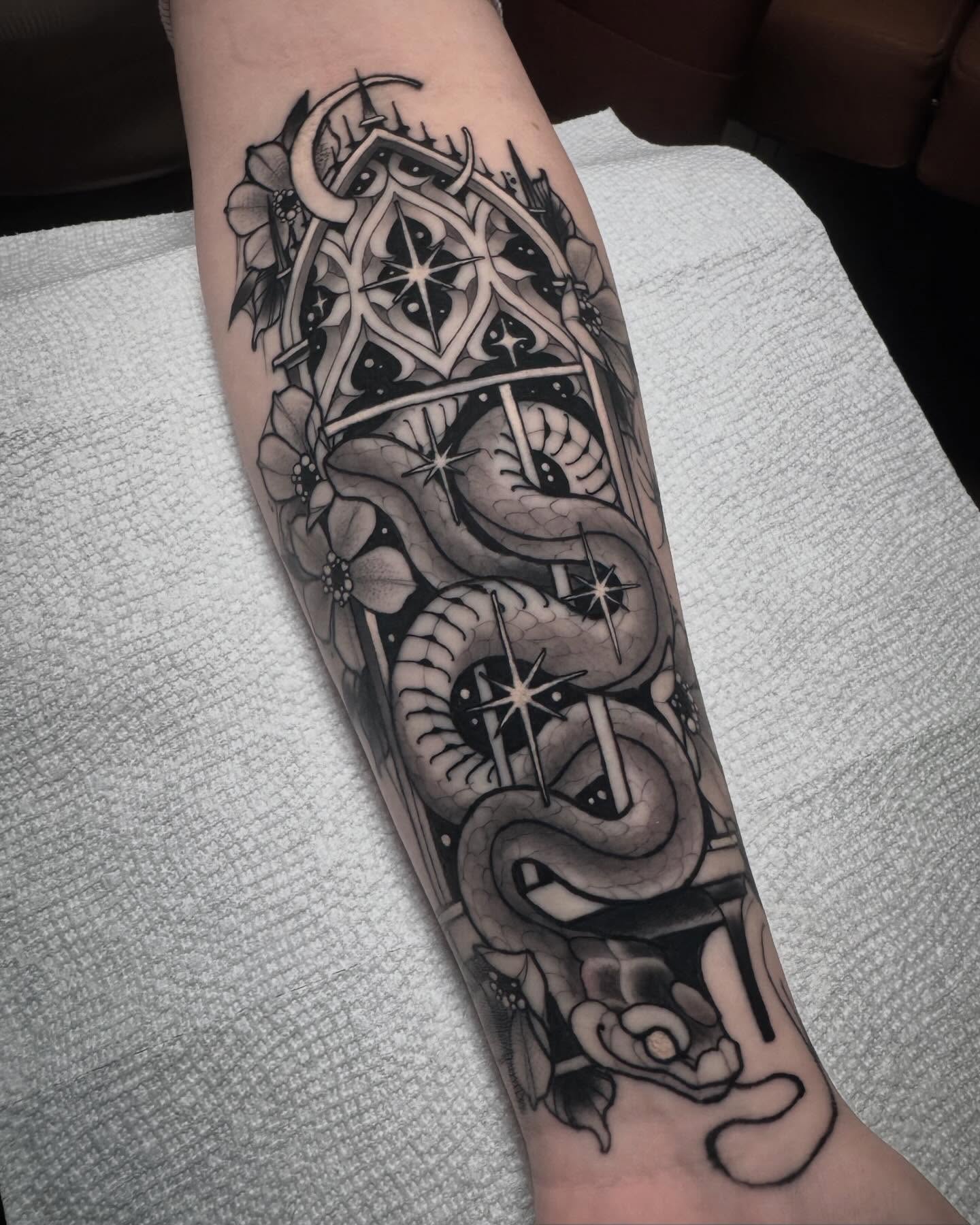 Tattoo by @yesitattoos — black_and_grey, geometric