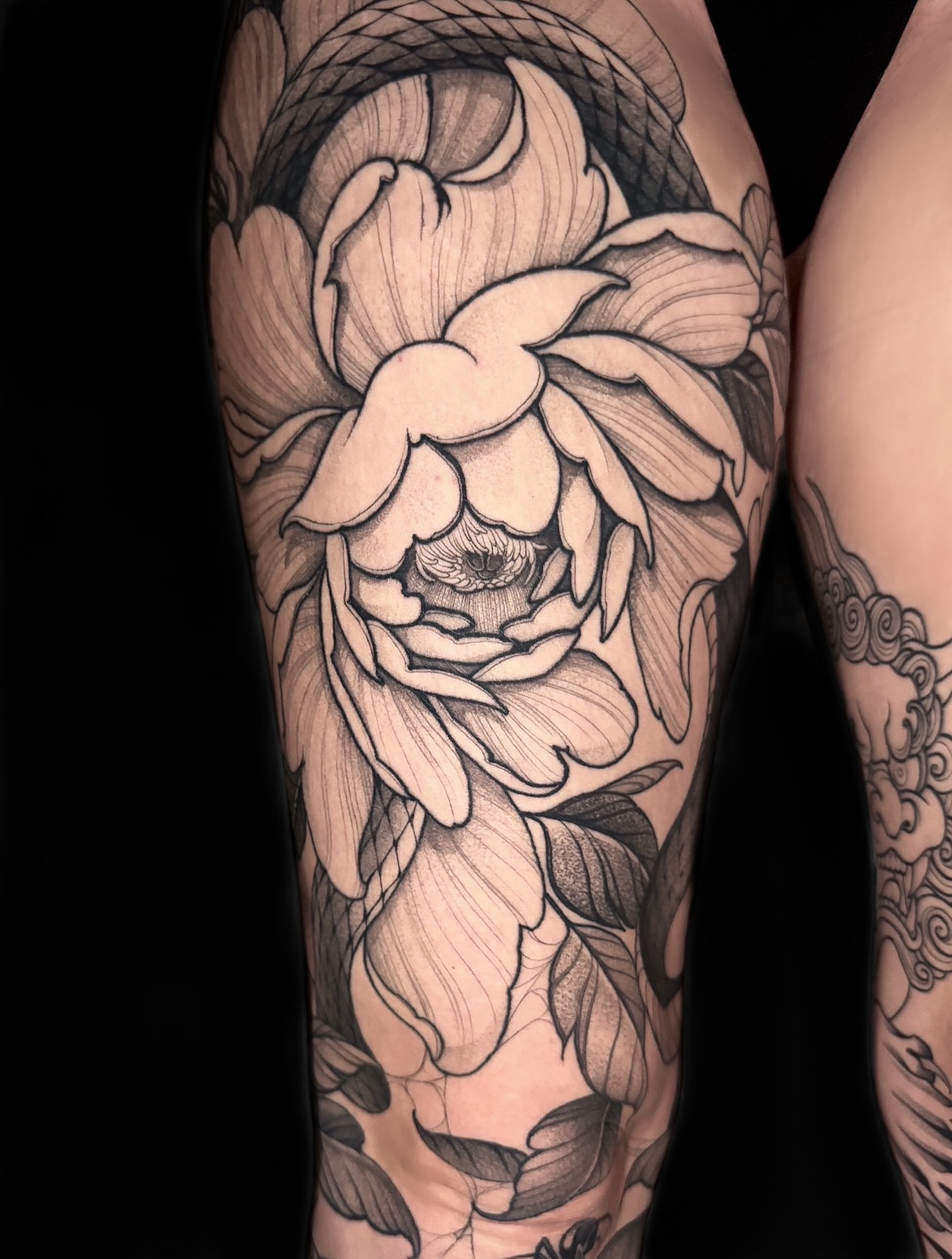 Tattoo by @robbiepina — black_and_grey