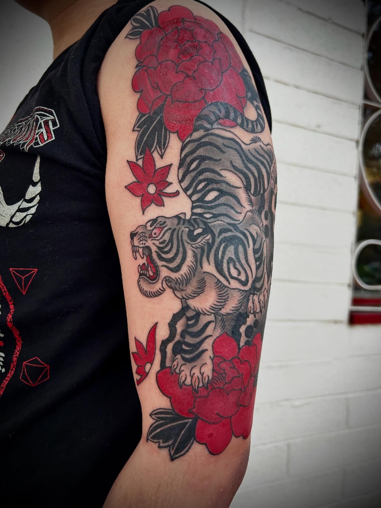 Tiger and flowers japanese irezumi tattoo on the forearm by Pᴇɪɢʜᴛᴏɴ "Fʟᴀsʜ", Phoenix, Arizona