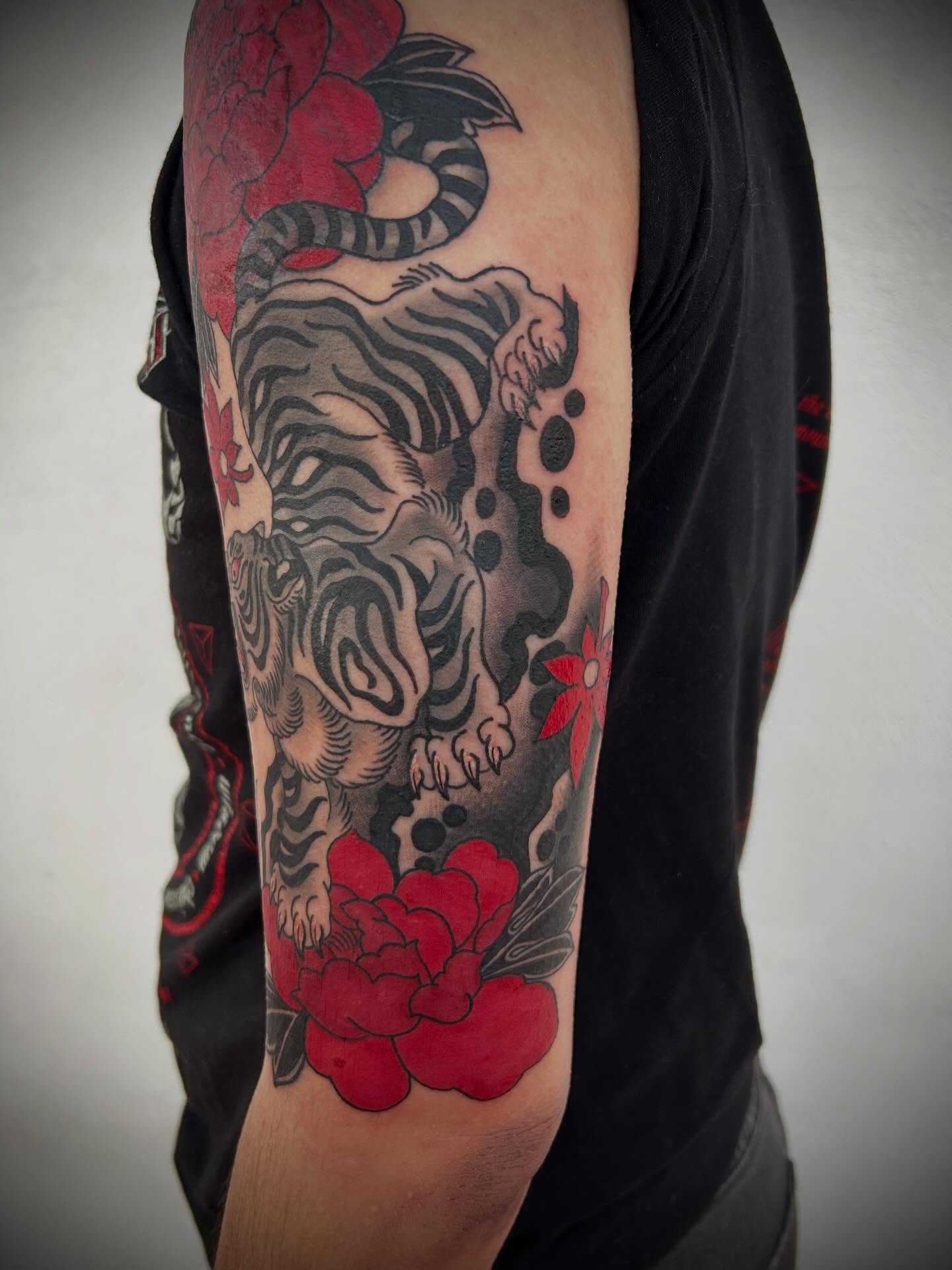 Tiger and flowers American traditional tattoo on the forearm by Pᴇɪɢʜᴛᴏɴ "Fʟᴀsʜ", Phoenix, Arizona