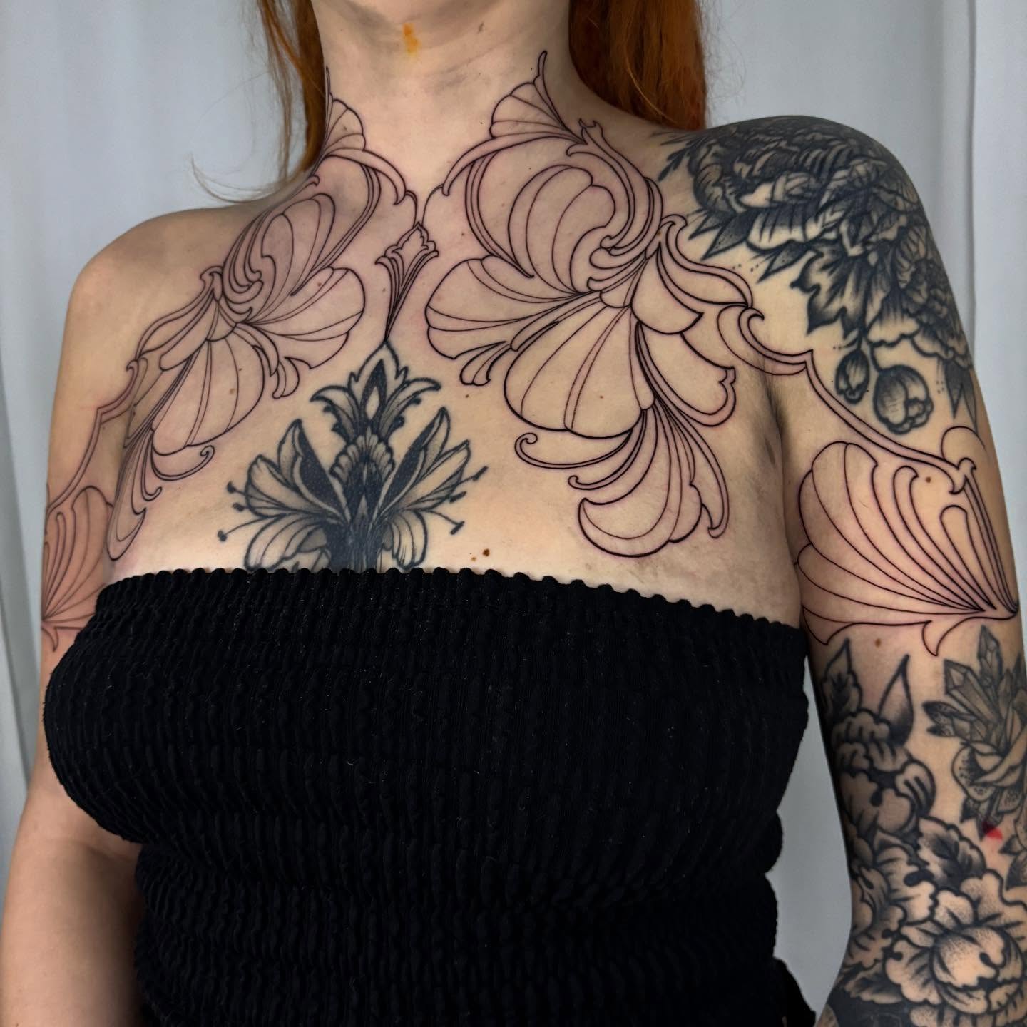 Floral black and grey tattoo on the chest by 𝑅𝑒𝑒𝓈𝒶 𝐿𝓎𝓃𝓃 ₊ ⊹❀
