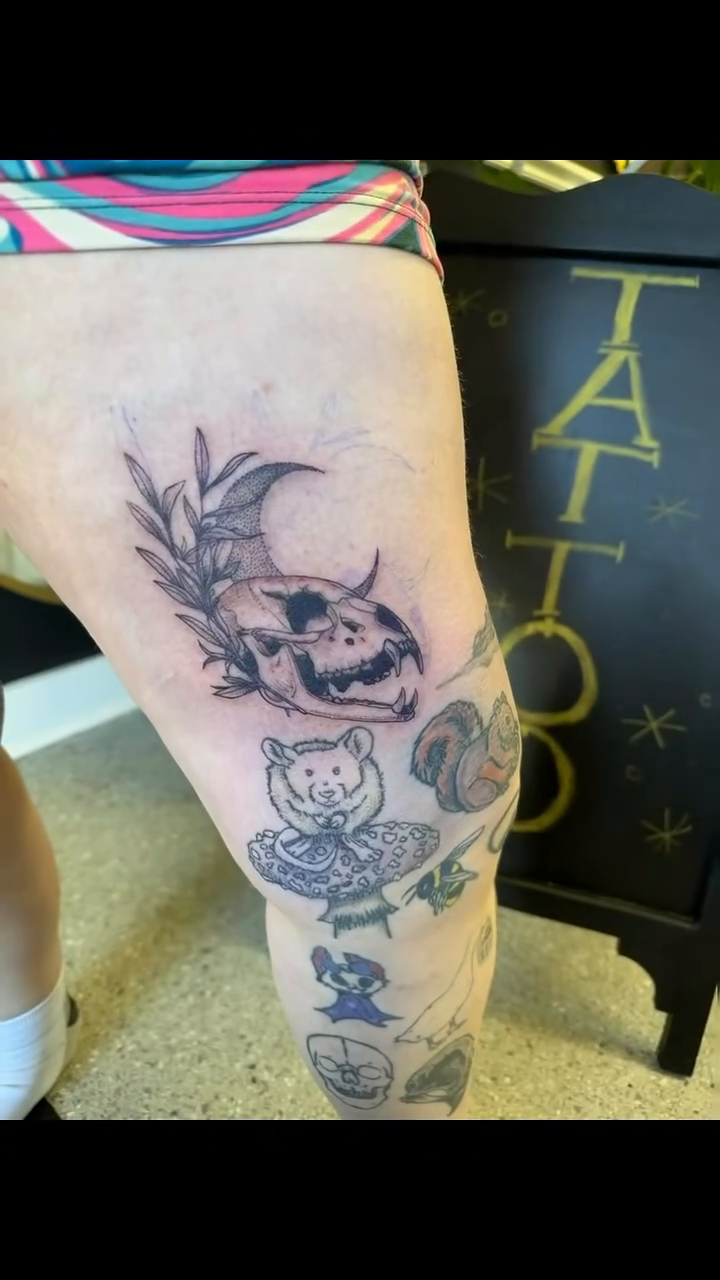 Skull with foliage realism tattoo by Aura Noire