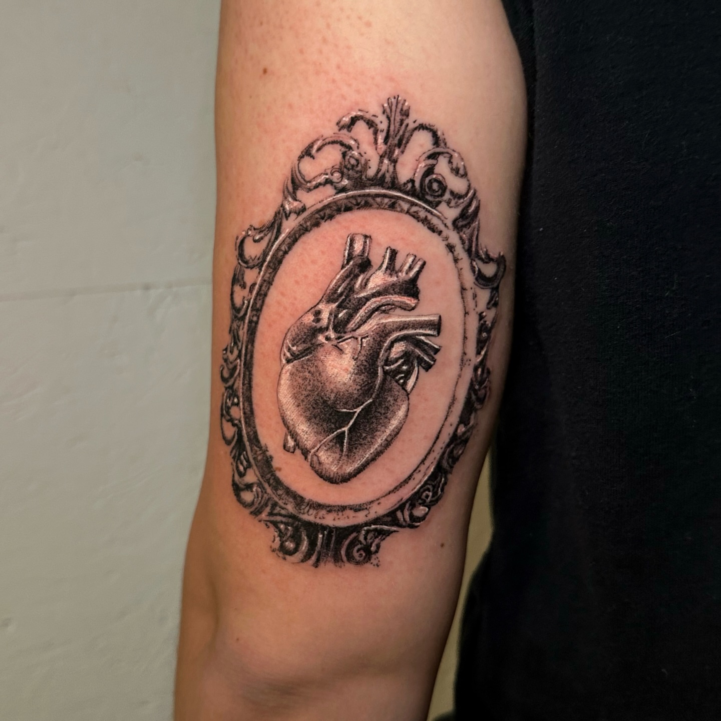Anatomical heart realism tattoo on the forearm by kale
