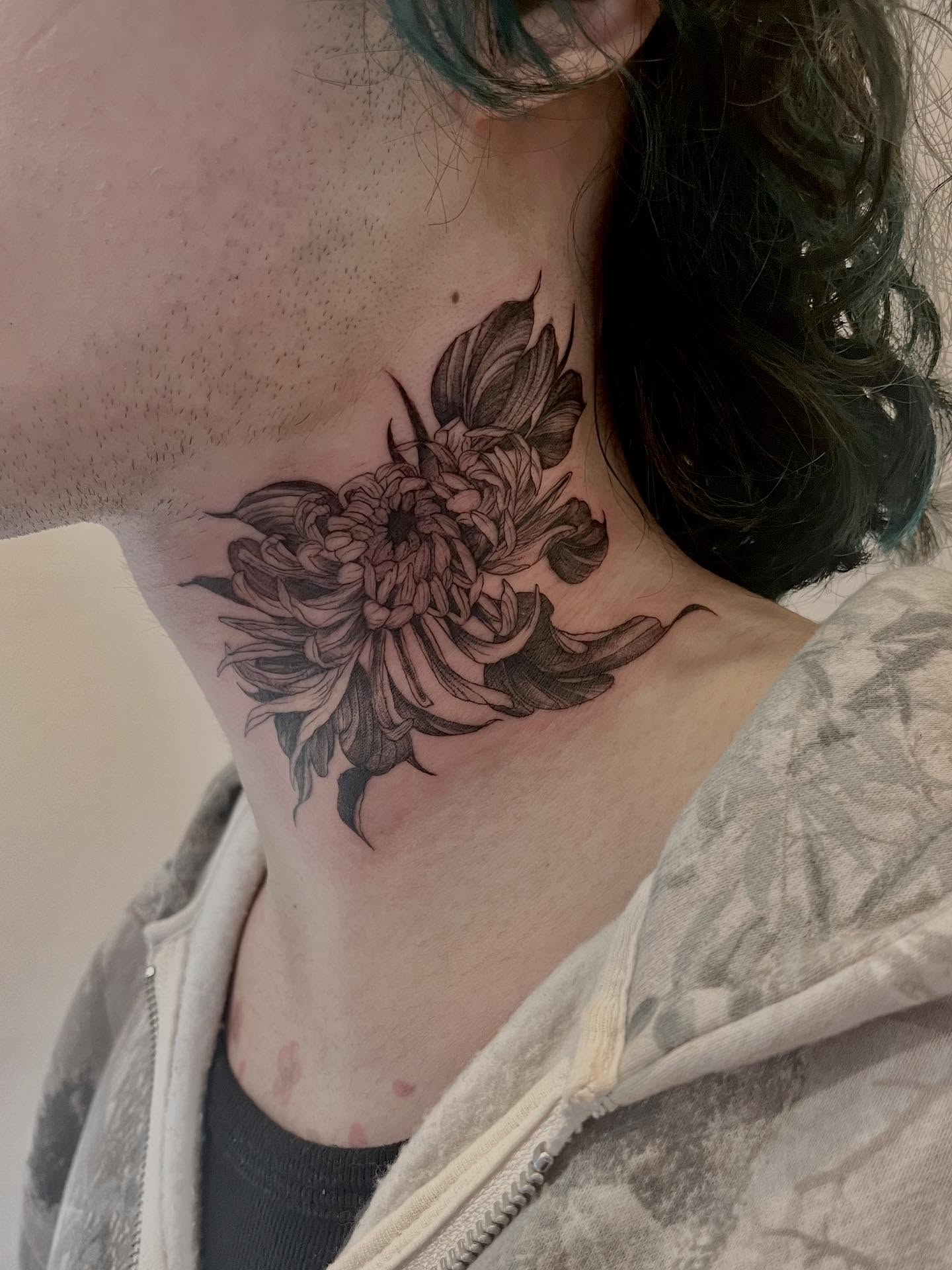Chrysanthemum black and grey tattoo on the neck by Kite.Tattoo_Amber