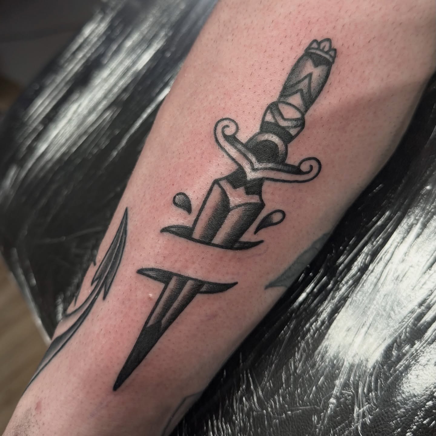 Dagger black and grey tattoo on the forearm by Gilberto Flores Nava