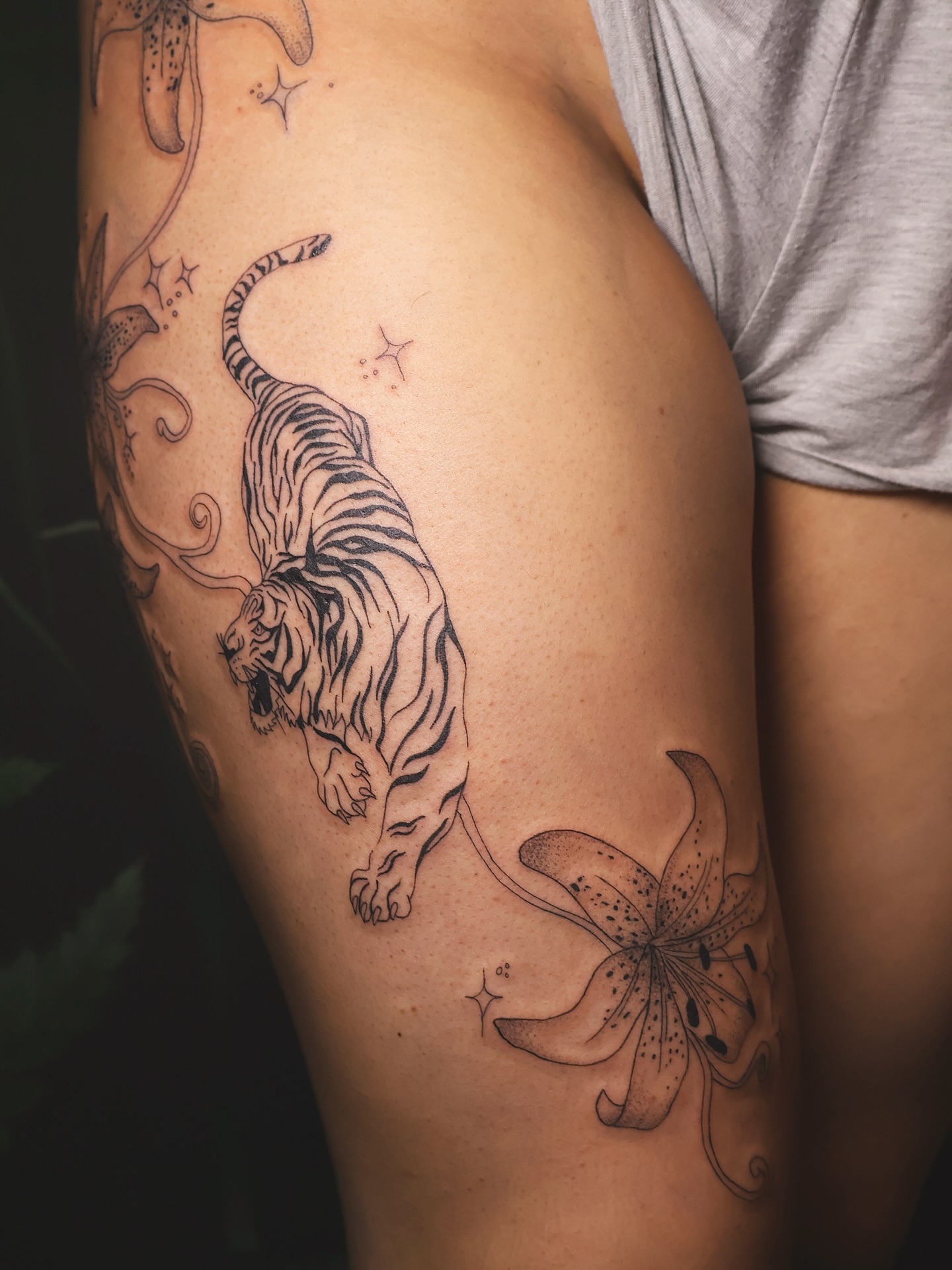 Tiger and lily realism tattoo on the thigh by 𝑭𝒊𝒏𝒆 𝑳𝒊𝒏𝒆 𝑻𝒂𝒕𝒕𝒐𝒐’𝒔